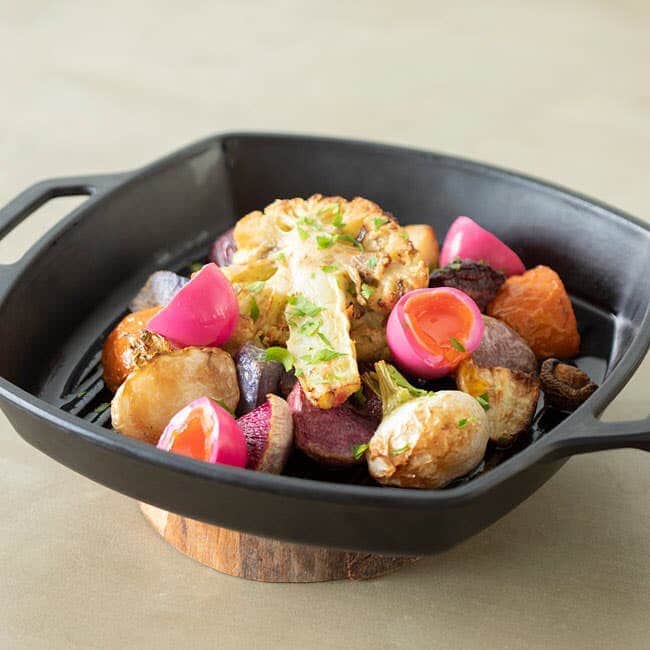 CRAZY KITCHENのインスタグラム：「. OZmallホリデーガイド2020にて 「簡単なのに華やか＆おいしい、 パーティおつまみレシピ5選！」が公開中です。  ご自宅でのクリスマスパーティーの参考にぜひご覧ください。  ＜カリフラワーと根菜のグリル＞  「お肉を使わないクリスマスディナーがテーマ」なので、 食べ応えのあるカリフラワーをメインに。 ディップに使った野菜を使い、無駄がないのもポイント。 ビーツを使ってピンク色にした卵のピクルスが、 彩とドレッシングのような酸味を加え、食欲をそそる味わいに。  【材料】 ・カリフラワー　1/2個 ・ビーツやカブ、人参などの根菜　適量 ・マッシュルーム　適量 ・アンチョビ　適量 ・ニンニク　1片 ・塩　適量 ・オリーブオイル　適量 ・卵のピクルス　2個（作り方は「3色のタルティーヌ」参照）  【作り方】 ①カリフラワーは縦半分にカット。茎部分の皮はむいておく。  ②根菜を大きめにカットする。人参やカブは皮つきのままでもOK。  ③カリフラワーの房の隙間に、アンチョビペースト （またはアンチョビを叩いたものや、酒盗などでも）を入れる。 表面に塗ると焦げやすいので、房の隙間に入れるのがおすすめ。  ④②とマッシュルームをボウルに入れ、 全体に塩を振って5～10分くらい置く。 出てきた水分を切り、オリーブオイルをかけて 表面をコーティングする。  ⑤耐熱容器にカリフラワーを入れ、 全体的にオリーブオイルをかける。 その周りに④の根菜のみを置く。  ⑥180度に熱したオーブンで10分焼く。 10分経ったら野菜をひっくり返してさらに10分。 ④のマッシュルームは小さくなりやすいので、 この段階で投入する。  ⑦焼き目がしっかりつくまで、5分くらい追加で焼き、 火が通ればできあがり。少し焦げ目がつくぐらいがおいしい。  https://www.ozmall.co.jp/xmas/article/25810/  #クリスマスメニュー #クリスマスパーティー #サステナブルメニュー #サステナブルレシピ  @ozmall_editors」