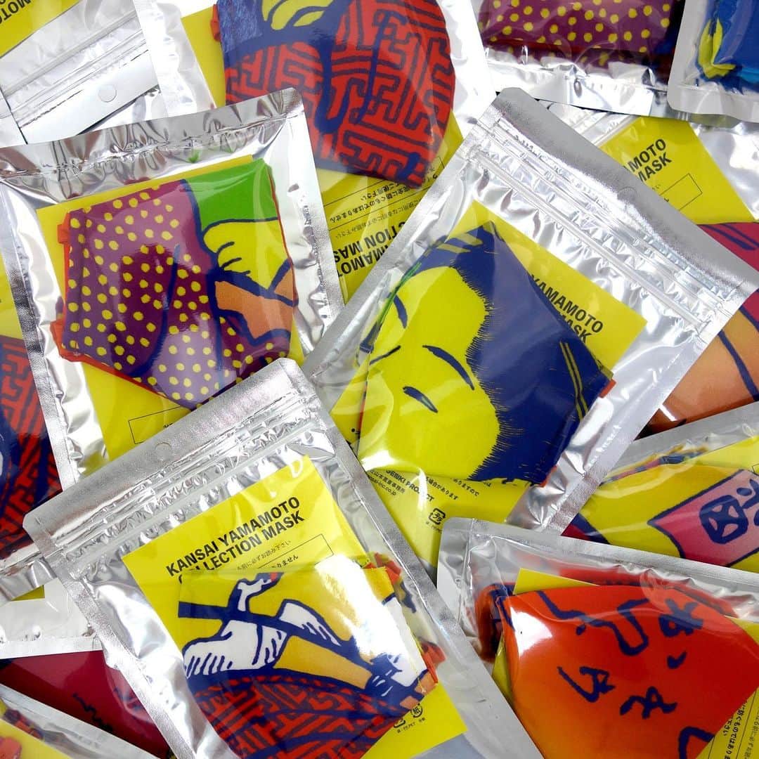山本寛斎さんのインスタグラム写真 - (山本寛斎Instagram)「KANSAI YAMAMOTO COLLECTION MASK ー春画（コットン）  KANSAI YAMAMOTOのコレクションアーカイブからオリジナルテキスタイルの残布を使用したサステナブルなファッションマスクを数量限定で販売いたします！ KANSAI YAMAMOTOのコレクション制作においても信頼のある @atsumi.fashion のご協力のもと、繰り返し洗ってご使用いただける日本製マスクをお届けします。 マスクの柄は同じテキスタイルであっても裁断する場所によって一点一点異なるため、唯一無二のデザインをお楽しみいただけます。 どのような柄でお手元に届くか楽しみにお待ちください。  表地：コットン 裏地：コットン  MADE IN JAPAN  ※Please note that not all items are available for shipping outside Japan.  #寛斎マスク #マスク #ファッションマスク #山本寛斎 #数量限定 #あつみファッション #mask #fashionmask #kansaiyamamoto #collection #limitd」12月22日 12時43分 - kansai_yamamoto_official