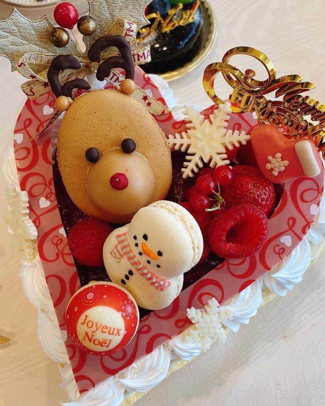 里井真由美さんのインスタグラム写真 - (里井真由美Instagram)「#christmas #christmascake  🎄高さ6.5m〜❗️✨ロイヤルパークホテルのツリーと、天の川シャンデリアが豪華です〜✨  2020年度も特別審査員をさせて頂いたクリスマスケーキは、昨日から着々とご予約のお客様にお引き渡しされています✨🎄 @royalparkhotel.tokyo  ・ ・  ワタシの今年のイチオシは3.4枚めの白いケーキとチョコレートケーキ‼️ 白い方は見た目上品かつ繊細で、ムース爽やかにベリーの酸味、1番下がサクサクのチョコ♡ 味と食感のバランスとても良いです♡  🔻  → 20種ほどの中から食べ比べ、決定したクリスマスケーキを、実際に召し上がって頂けるのは本当に嬉しいです。そしてそんな機会を毎年下さっているロイヤルパークホテルさんにも改めて感謝を込めて✨🎄✨ ・  もし、召し上がってくださったお客様がいらしたらご感想もお待ちしていますね。 メッセやコメント頂けると嬉しいです🙇‍♀️😌✨🎄  ロイヤルパークホテル クリスマスケーキはこちら https://www.rph.co.jp/m/information/release_cakecontest2020.html  ・ ・  ① グランプリ ｢Cadeaux de noёl(カドゥー・ド・ノエル)｣販売予定価格￥4,320(￥4,000)   ② 審査員特別賞 ｢Boule à neige(ブール・ア・ネージュ)｣販売予定価格￥4,104(￥3,800)  ③ 準グランプリ ｢Christmas Album(クリスマスアルバム)｣販売予定価格￥4,860(￥4,500)  ④ 2020 新作クリスマスケーキ ｢Christmas Fantasy(クリスマスファンタジー)｣販売予定価格￥10,800(￥10,000)  ⑤ 2020 新作クリスマスケーキ ｢Noёl fromage(ノエル・フロマージュ)｣販売予定価格￥6,264(￥5,800)  #ロイパスイーツ#ロイパ東京#クリスマス#クリスマスケーキ#栗スマス#モンブラン#モンブランの世界 #里井真由美#フードジャーナリスト里井真由美 #着物#kimono#kimonostyle #着物コーディネート」12月22日 12時47分 - mayumi.satoi