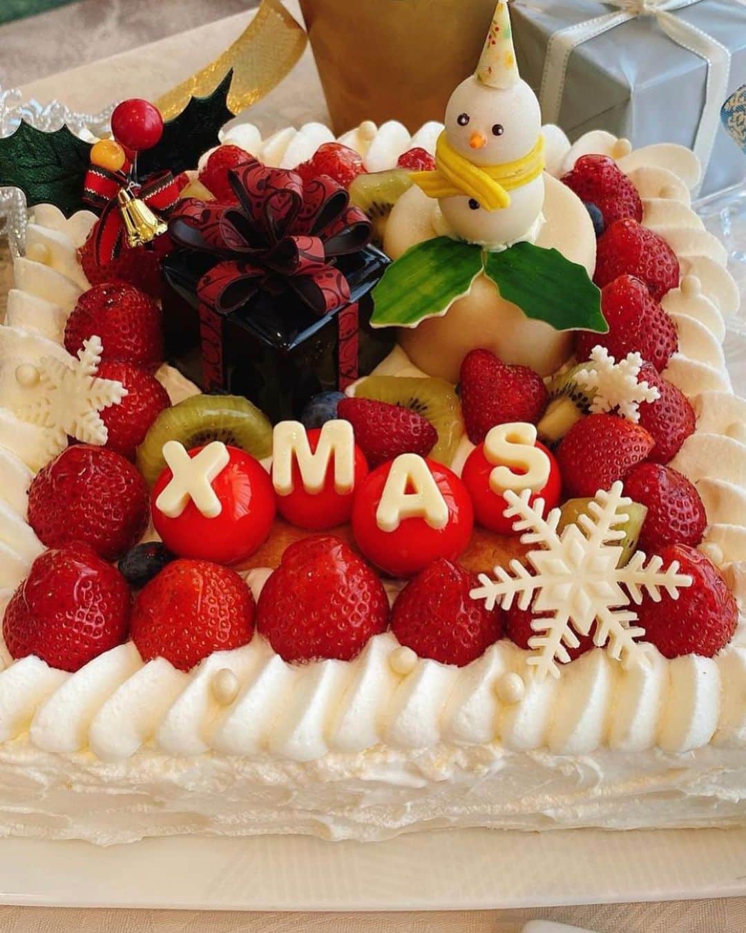 里井真由美さんのインスタグラム写真 - (里井真由美Instagram)「#christmas #christmascake  🎄高さ6.5m〜❗️✨ロイヤルパークホテルのツリーと、天の川シャンデリアが豪華です〜✨  2020年度も特別審査員をさせて頂いたクリスマスケーキは、昨日から着々とご予約のお客様にお引き渡しされています✨🎄 @royalparkhotel.tokyo  ・ ・  ワタシの今年のイチオシは3.4枚めの白いケーキとチョコレートケーキ‼️ 白い方は見た目上品かつ繊細で、ムース爽やかにベリーの酸味、1番下がサクサクのチョコ♡ 味と食感のバランスとても良いです♡  🔻  → 20種ほどの中から食べ比べ、決定したクリスマスケーキを、実際に召し上がって頂けるのは本当に嬉しいです。そしてそんな機会を毎年下さっているロイヤルパークホテルさんにも改めて感謝を込めて✨🎄✨ ・  もし、召し上がってくださったお客様がいらしたらご感想もお待ちしていますね。 メッセやコメント頂けると嬉しいです🙇‍♀️😌✨🎄  ロイヤルパークホテル クリスマスケーキはこちら https://www.rph.co.jp/m/information/release_cakecontest2020.html  ・ ・  ① グランプリ ｢Cadeaux de noёl(カドゥー・ド・ノエル)｣販売予定価格￥4,320(￥4,000)   ② 審査員特別賞 ｢Boule à neige(ブール・ア・ネージュ)｣販売予定価格￥4,104(￥3,800)  ③ 準グランプリ ｢Christmas Album(クリスマスアルバム)｣販売予定価格￥4,860(￥4,500)  ④ 2020 新作クリスマスケーキ ｢Christmas Fantasy(クリスマスファンタジー)｣販売予定価格￥10,800(￥10,000)  ⑤ 2020 新作クリスマスケーキ ｢Noёl fromage(ノエル・フロマージュ)｣販売予定価格￥6,264(￥5,800)  #ロイパスイーツ#ロイパ東京#クリスマス#クリスマスケーキ#栗スマス#モンブラン#モンブランの世界 #里井真由美#フードジャーナリスト里井真由美 #着物#kimono#kimonostyle #着物コーディネート」12月22日 12時47分 - mayumi.satoi