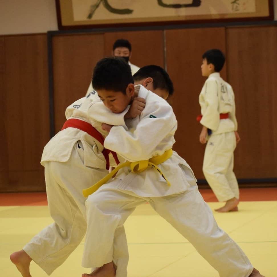 森上亜希子のインスタグラム：「柔道も今日で年内の稽古納め。 先日行われた阿部選手と丸山選手の試合をテレビで見てから、より一層頑張ろうと思ったらしい。 一流のスポーツ選手が与える影響って凄いな‼️と改めて実感。  何事も日々の努力。 頑張れ‼️  #柔道 #小3男子  #judo #感謝 #日々努力 #tennis #テニス #tennisplayer #3児のママ」