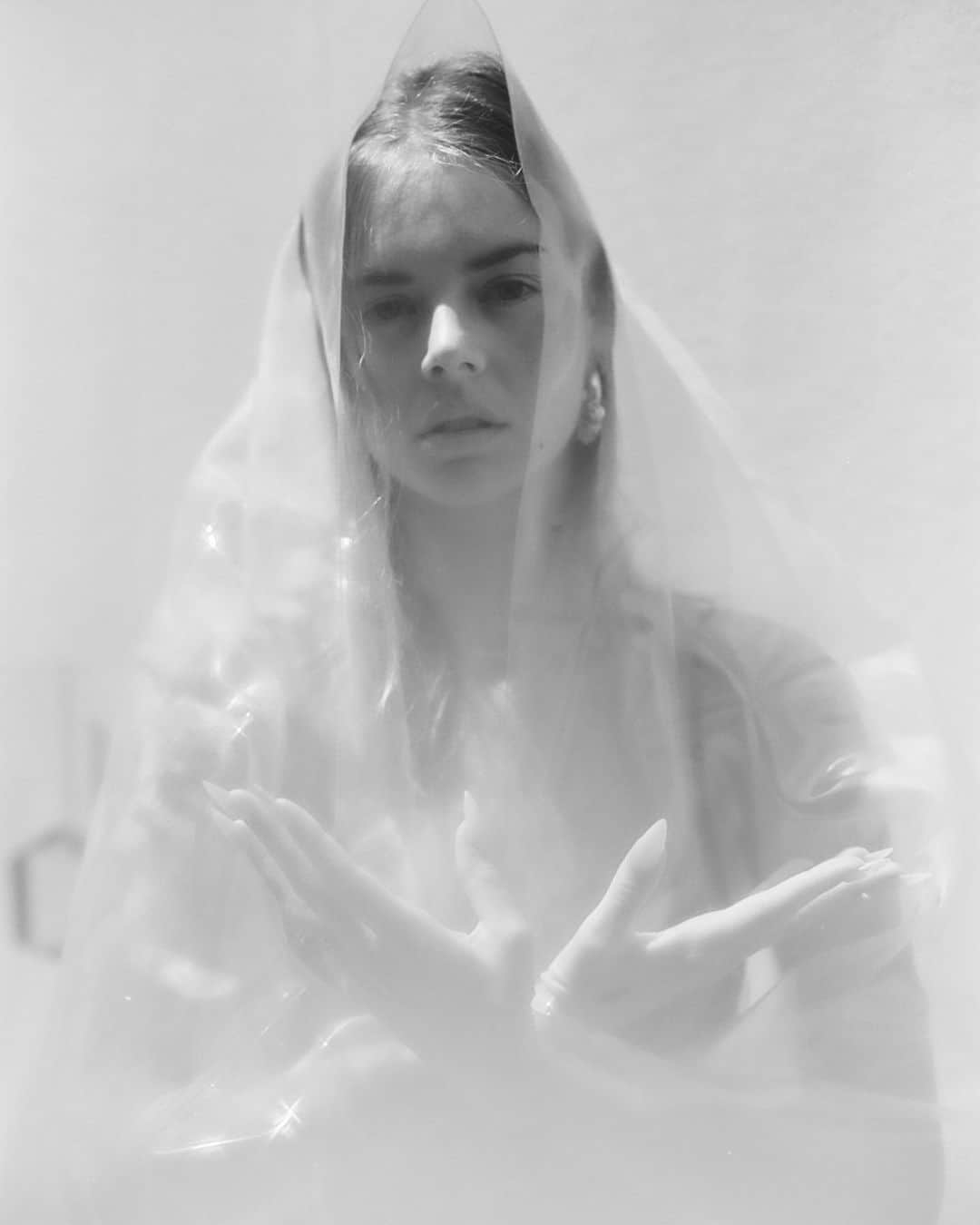 サマーラ・ウェイビングのインスタグラム：「Plastic cape claw nails smush face @xingerxanger」