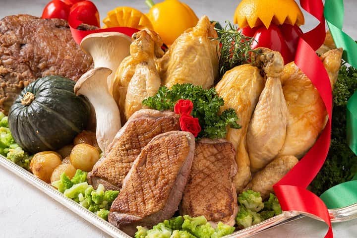 新横浜プリンスホテルのインスタグラム：「明日からは『クリスマススペシャルブッフェ』！クリスマスにふさわしいローストチキンやローストターキーなどのお料理や臨場感あふれるパフォーマンスメニューで素敵なクリスマスをお過ごしください。⁣ ⁣ 🎄2020年12月23日(水)～25日(金)限定です🎄⁣ ⁣ The "Christmas Special Buffet" starts tomorrow! Enjoy a wonderful Christmas experience with the buffet featuring roast chicken, roast turkey, energetic performances and more.⁣ ⁣ ⁣ Available for a limited time only from December 23rd (Wed) to 25th (Fri), 2020🎄⁣  #新横浜プリンスホテル#プリンスホテル#新横浜#横浜 #ホテルレストラン #ホテル #ホテルディナー #記念日ディナー #新横浜駅 #横浜グルメ #ブッフェ #ビュッフェ #クリスマスビュッフェ #クリスマス #ニューイヤー #ケッヘル #クリスマス2020 #クリスマスディナー #ご褒美ディナー #ローストチキン #ローストターキー#shinyokohamaprincehotel#princehotel#shinyokohama#yokohama#hotel #restaurant #myyokohama #christmasdinner」