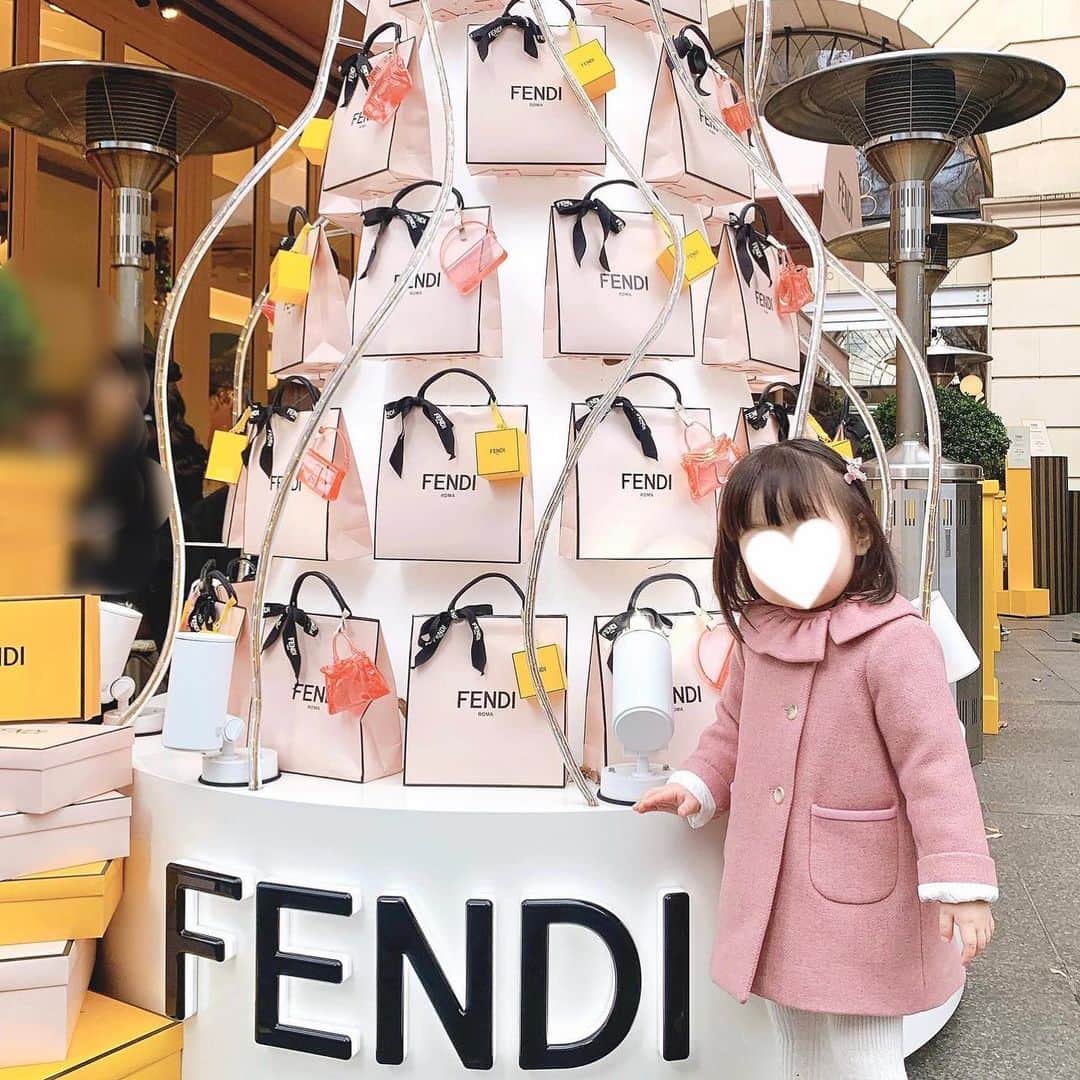 しゅんのインスタグラム：「3時間待ちだったので﻿ あきらめました🥲🍒﻿ ﻿ボンポワンの今季のコート可愛い🧥 ﻿ ﻿ #2歳女の子#ボンポワン#フェンディカフェ#Bonpoint#ベビーコーデ#キッズコーデ#新米ママ#東京ママ#女の子ママ#フェンディ」