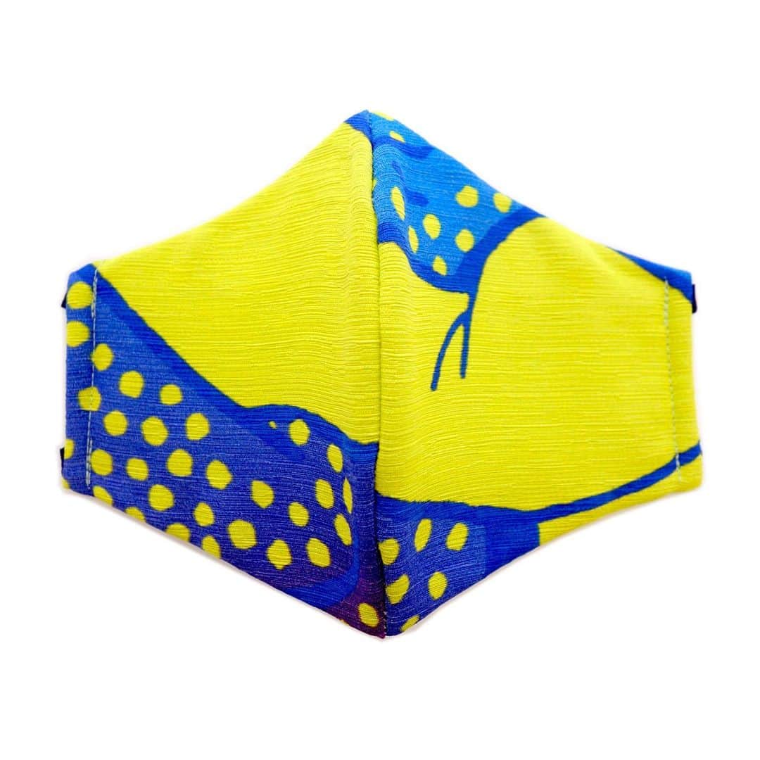 のインスタグラム：「KANSAI YAMAMOTO COLLECTION MASK ー春画（シルク）  KANSAI YAMAMOTOのコレクションアーカイブからオリジナルテキスタイルの残布を使用したサステナブルなファッションマスクを数量限定で販売いたします！ KANSAI YAMAMOTOのコレクション制作においても信頼のある @atsumi.fashion のご協力のもと、繰り返し洗ってご使用いただける日本製マスクをお届けします。 マスクの柄は同じテキスタイルであっても裁断する場所によって一点一点異なるため、唯一無二のデザインをお楽しみいただけます。 どのような柄でお手元に届くか楽しみにお待ちください。  表地：シルク 裏地：コットン  MADE IN JAPAN  ※Please note that not all items are available for shipping outside Japan.  #寛斎マスク #マスク #ファッションマスク #山本寛斎 #数量限定 #あつみファッション #mask #fashionmask #kansaiyamamoto #collection #limitd」