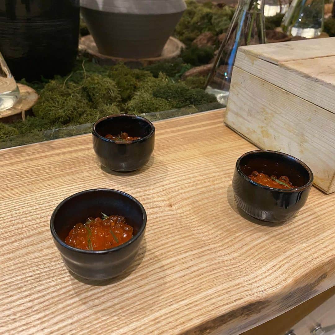 東京外食女さんのインスタグラム写真 - (東京外食女Instagram)「#enekotokyo  #六本木 . . 素晴らしい美食体験を ピクニックスタイルで！ . . . 人が一生懸命に考えた お料理は素晴らしい。 . . 素材の味を活かすような 美食体験もいいけれど、 あの手この手で美味マジックを 楽しめるレストランもまた素晴らしい！ . . 新鮮な有機卵の黄身を 注射器で抜く。 . 別に奇を衒っているわけじゃない。 . . . 濃厚なトリュフソースを 代わりに注入。 . . . 言葉にならないほどの 幸福が押し寄せる 不思議な料理に生まれ変わる。 . . . 生の黄身が、まるでそういう ソースかのように ひたすら美味しい。 . . . 立食ピクニックでは 目にも美味しい、不思議なメニューを 堪能したから、 二階のレストランでは 落ち着いてしまうのかと思いきや 楽しい、驚き、美味しくてビックリ！の連続。 . . 心優しい仲間と 美味しくて楽しい食事！ . . . スペインでENEKOの 虜になったグルマン数知れず！ . . . 絶対にリピートしたい 美味間違いなしの激推しレストランでした！ . . . #特別メニュー #いい店員さんがいるお店  #東京グルメ #東京外食女」12月22日 12時52分 - himeno_0729