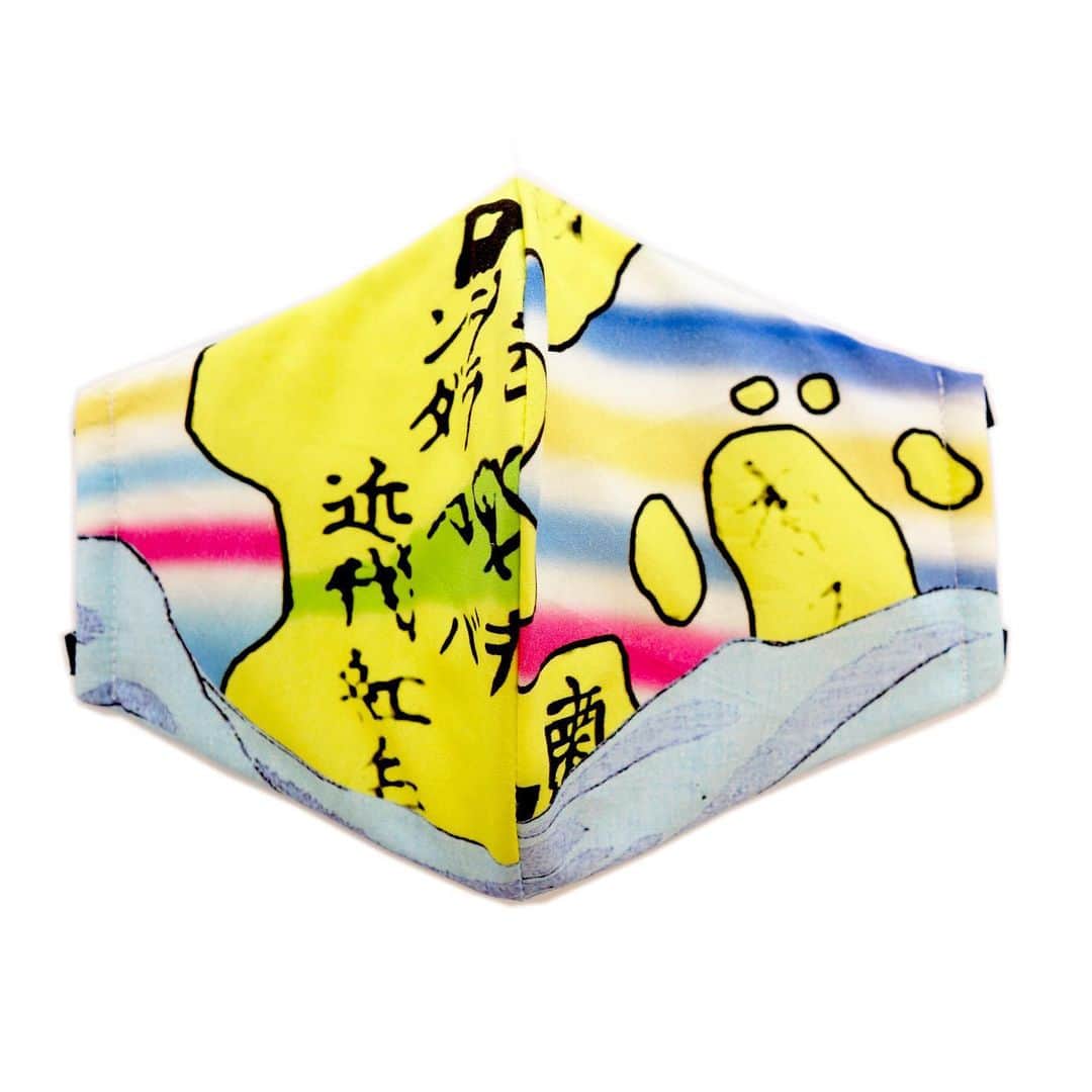 のインスタグラム：「KANSAI YAMAMOTO COLLECTION MASK ー地図（コットン）  KANSAI YAMAMOTOのコレクションアーカイブからオリジナルテキスタイルの残布を使用したサステナブルなファッションマスクを数量限定で販売いたします！ KANSAI YAMAMOTOのコレクション制作においても信頼のある @atsumi.fashion のご協力のもと、繰り返し洗ってご使用いただける日本製マスクをお届けします。 マスクの柄は同じテキスタイルであっても裁断する場所によって一点一点異なるため、唯一無二のデザインをお楽しみいただけます。 どのような柄でお手元に届くか楽しみにお待ちください。  表地：コットン 裏地：コットン  MADE IN JAPAN  ※マネキンが着用している柄は本商品のテキスタイルとは異なります。 ※Please note that not all items are available for shipping outside Japan.  #寛斎マスク #マスク #ファッションマスク #山本寛斎 #数量限定 #あつみファッション #mask #fashionmask #kansaiyamamoto #collection #limitd」