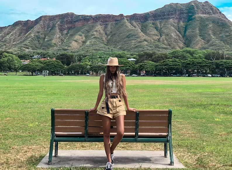 Mihoさんのインスタグラム写真 - (MihoInstagram)「太陽のパワーをビシバシ感じられるkapiolani parkが大好きです🌴🌞  お日様の下にいるのが大好きな私にとって過剰な日焼け対策はストレスになってしまうので…お外で過ごす時間は細かいことは気にせず楽しみつつ。  内と外からのケアはしっかりと！というのをここ数年は意識しています📝  最近のインナーケアは、ここ半年ほど継続してる @fujimi_official のサプリメント💊💕  海外のサプリは錠剤が大きくて飲みづらくて続けられなかったから、まず飲みやすいサイズなのが嬉し🦋🌈笑  私はビタミン2錠、ポリフェノール、アスタキサンチン、フィッシュオイルのサプリを毎日飲んでます🍋🌿💫  5錠が個包装になっているので持ち運びやすいし、かわいい透明のバッグに入って届くので飲み切ったあとはポーチとして使ってるよ☺️  季節の変わり目や、ホルモンバランスが崩れる時期でも最近は無敵モードなので、今後も続けていくつもりです❤︎  #PR #FUJIMI #美容 #カスタマイズサプリ#カスタマイズマスク」12月22日 12時58分 - march16m