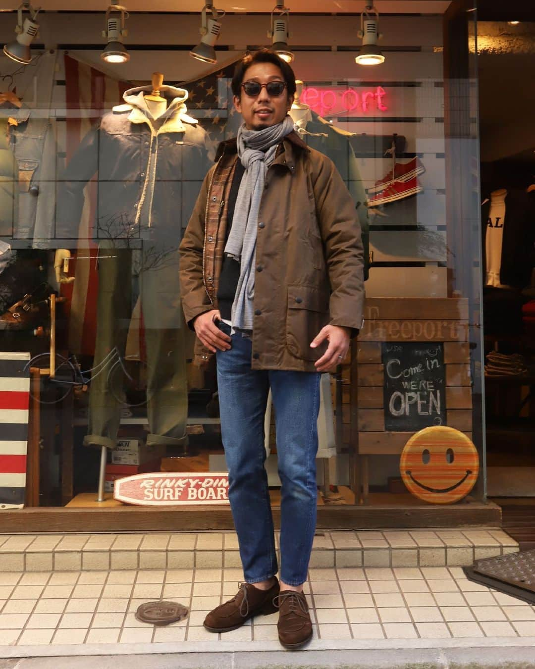 Freeport-ueno/上野さんのインスタグラム写真 - (Freeport-ueno/上野Instagram)「本日のSTYLE  旬を楽しむという意味ではマフラーはそろそろ出番ですかね。 今シーズンはカシミヤのマフラーの他にスメドレーのショールをご用意しております。  #shawl#johnsmedley #jacket#barbour#beaufort #sweater#jamiesons #denim#workersjapan #shoes#paraboot #ivystyle#trad#surf #Freeportueno#tokyo#上野セレクトショップ」12月22日 12時59分 - freeportueno