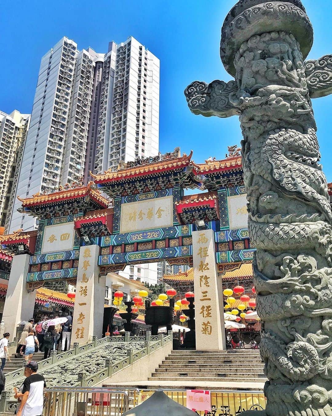 Discover Hong Kongさんのインスタグラム写真 - (Discover Hong KongInstagram)「The landmark of Wong Tai Sin district: Wong Tai Sin Temple! Anyone been to this ancient house of worship? 傳說黃大仙「有求必應」，簽文靈驗，大家有冇去參拜過﹖ 📷: @ngocsfood #DiscoverHongKong #repost」12月22日 13時00分 - discoverhongkong