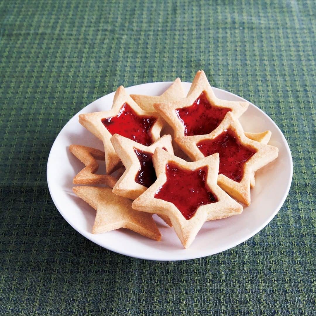 栗原はるみ「ゆとりの空間 」さんのインスタグラム写真 - (栗原はるみ「ゆとりの空間 」Instagram)「. ＼クリスマスに作りたい／ 「オーナメントクッキー」レシピのご紹介🎄  もうすぐクリスマス。 みんなでつまんで笑顔になれる 手作りクッキーを作ってみませんか。  モミの木や星をかたどったクッキーは、 オーナメントとしてツリーに吊るしたり、 ジャムをはさんだり、 雪に見立てて粉糖を振りかけたり、 見た目にも楽しく、 クリスマス気分も盛り上がります♪  --------------------------------- 「オーナメントクッキー」レシピ ---------------------------------  ◆材料（約15～18枚）  バター（無塩）…80g 砂糖…80g 塩…少々 バニラエッセンス…適宜 卵…1個 薄力粉…200g 粉糖…適宜  ◆作り方  1.卵は溶きほぐしておく。薄力粉はふるっておく。オーブンは170℃に予熱しておく。  2.ボウルに室温にもどしたバターを入れてハンドミキサーで軽くほぐし、砂糖、塩、バニラエッセンスを加えてクリーム状になるまでよくすりまぜる。  3.卵を3回に分けて加え、毎回均一になるまでまぜる。薄力粉を加えてゴムべらでさっくりと切りまぜ、粉っぽさがなくなったら、ひとまとめにする。  4.③の生地をポリ袋に入れて、めん棒で5mm厚さに伸ばす。そのまま冷蔵庫に入れて30分冷やす。  5.クッキングシートに④の生地をのせて型で抜く。（余った生地を集め、めん棒で5mm厚さに伸ばし、同様に型で抜く。）  6.天板にクッキングシートをのせ、⑤を並べて170度のオーブンで15～18分焼く。途中焼き色を見て焼きあがったものからクーラーに取り出す。焼き色にムラがある場合は天板の向きをかえて再びオーブンで2～3分様子をみながら焼く。 ※型の大きさによって焼き時間を調整してください。  7.お好みで粉糖をかけていただく。  #ゆとりの空間レシピ #ゆとりの空間 #栗原はるみ #レシピ #recipe #cooking #クリスマス #クッキー #手作り #おやつ #お菓子 #おかし作り #sweets #クリスマスクッキー #cookie #cookies #christmas #おうちカフェ #おうち時間 #手作りクッキー #おうちでクリスマス #おうちで楽しむ」12月22日 13時00分 - yutorino_kukan