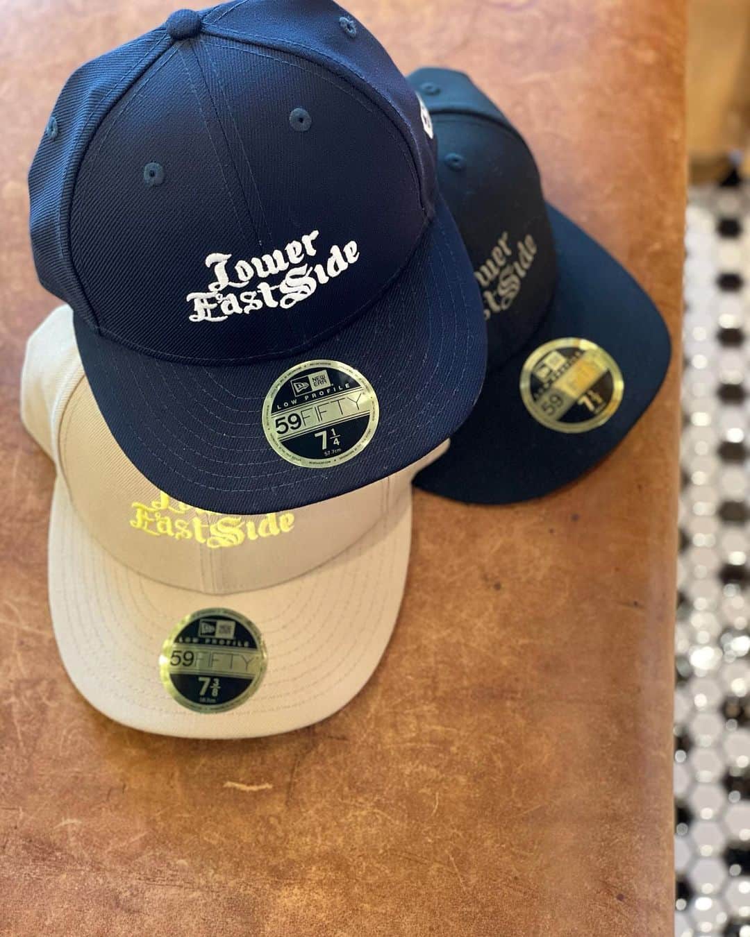 のインスタグラム：「FREEMANS SPORTING CLUB - YOKOHAMA BARBER💈﻿ ﻿ FREEMANS SPORTING CLUB x NEW ERA﻿ color：black / navy / camel﻿ size : 7 1/4 7 3/8 7 1/2﻿ price：¥6,000+tax﻿ ﻿ ﻿ ※FREEMANS SPORTING CLUBでは店舗通販も承っております。お気軽にご連絡下さいませ。﻿ ﻿ #freemanssportingclub ﻿ #newomanyokohama﻿ #yokohama﻿ #barbershop﻿ #barber﻿ #mensgrooming」