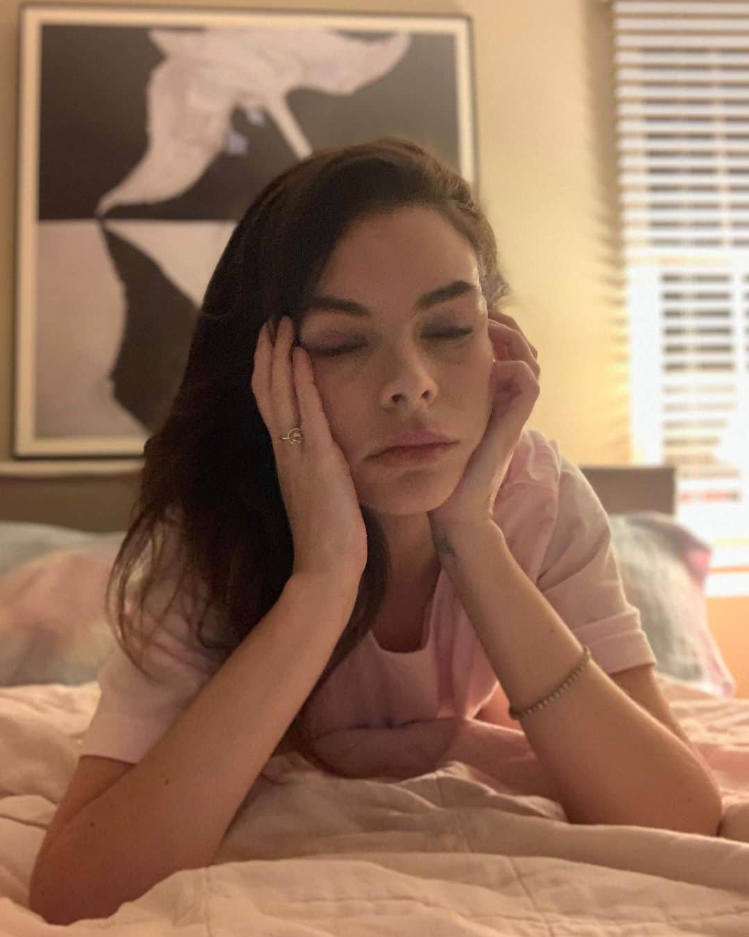 ケリー・オックスフォードのインスタグラム：「Dear Diary: What a bonkers 9 months I’ve had in this bed.」