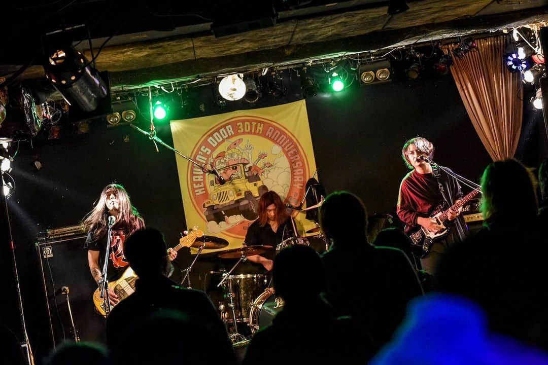 のインスタグラム：「【LIVE SCHEDULE】﻿ ﻿ -2021-﻿ ﻿ 1/15(金)三軒茶屋HEAVEN'S DOOR﻿ 1/16(土)新宿LiveFreak﻿ 2/9(火)三軒茶屋HEAVEN'S DOOR﻿ 2/25(木)新宿WildSideTokyo﻿ 3/5(金)三軒茶屋HEAVEN'S DOOR﻿ ﻿ ▽strange world's end TICKET予約﻿ http://www.strangeworldsend.com/schedule-1/ticket-info/﻿ ↑チケットご予約はプロフィール欄にあるリンクのofficial webから出来ます。﻿ ﻿ photo by#セオサユミ﻿ ﻿ #strangeworldsend #ストレンジワールズエンド #飯田カヅキ #kazukiiida #平マサト #masatotaira #フルカワリュウイチ #ryuichifurukawa #band #バンド #live #livephoto #ライブ #ライブ写真 #livehouse #ライヴハウス」