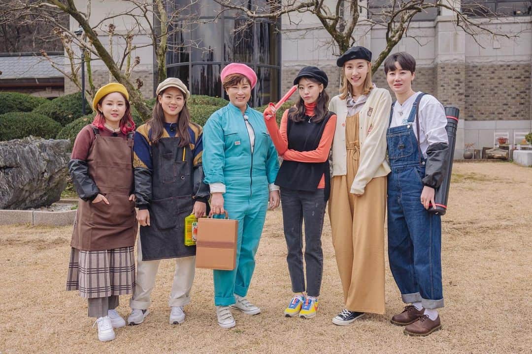 郭珉整のインスタグラム：「이런 모습 처음이죠?? . #노는언니 #달력촬영 #2021  #화가컨셉 ㅋㅋㅋ」