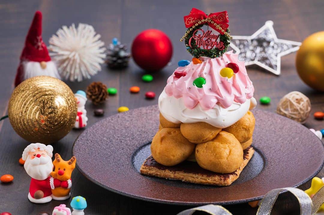 Kafuu Resortさんのインスタグラム写真 - (Kafuu ResortInstagram)「ホテルのお部屋や、おうちでクリスマスを楽しみたい方へ。 Deli & Caféから、クリスマス気分を盛り上げるテイクアウトメニューをご用意いたします！ 事前のご予約・お問い合わせも可能です。 . 『Christmasプロフィットロール』1,200円（税込） 小さなシュークリームをクリームやチョコレートで積み上げた、イタリアのポピュラーなお菓子プロフィットロールがクリスマスツリーになって登場。 限定100食となっております！ . 『Christmas BOX』1,600円（税込） サイドメニューのポテトフライとフィッシュバーガーに、To Goのメニューからメインディッシュを2種類選び、自分好みにカスタマイズが楽しめる、クリスマス期間限定のBOXをご用意。  【チョイスメニュー】 ・クンパオチキン ・たんかんスイートチキン ・酢豚 ・マヨネーズシュリンプ ・ホットチリチキン ・揚げ餃子 ・フライドカラマリ . ■販売期間 12月23日(水)～12月25日(金) ■営業時間 14:00～21:00 (L.O.） ■ご予約・お問い合わせ 098-964-7711 . #カフーリゾートフチャクコンドホテル #カフーリゾート #kafuuresortfuchakucondohotel #kafuuresort #デリアンドカフェ #deliandcafe #kato_pleasure_group #follow #おうちクリスマス #限定 #カフークリスマス #kafuuxmas #クリスマス #xmas #christmas #christmasiscoming #ホテルテイクアウト #テイクアウト #takeout #togo #癒し #贅沢 #沖縄時間 #resort #リゾートホテル #沖縄ホテル #沖縄 #恩納村 #okinawa」12月22日 13時19分 - kafuu_resort