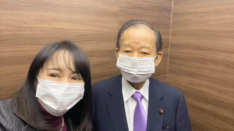 森まさこさんのインスタグラム写真 - (森まさこInstagram)「おはようございます。朝の役員会へ！二階幹事長と一緒に向かいました。  ＃森まさこ #自民党 #副幹事長」12月22日 13時26分 - mori_masako_