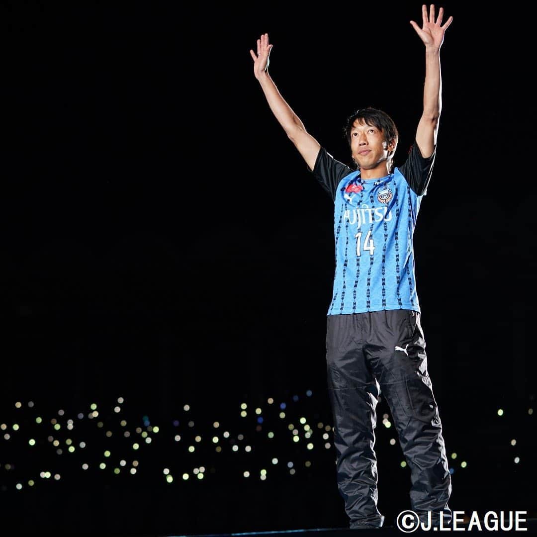 のインスタグラム：「. ＼ 1️⃣4️⃣ #中村憲剛、引退セレモニー！🐬 ／ #川崎フロンターレ の選手、スタッフ、OB、関係者、ファン・サポーター、そして家族に囲まれて、バンディエラの引退セレモニーが盛大に行われた。(Photo: J.LEAGUE) . #soccer #football #jleague #J1 #kawasakifrontale #frontale #kengonakamura #goaljleague #サッカー #フットボール #Jリーグ #明治安田生命Jリーグ #⚽」