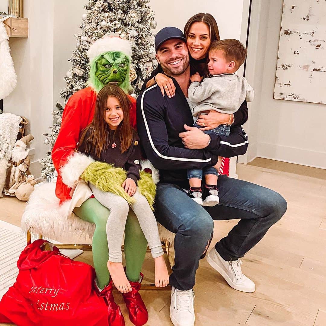 ジャナ・クレイマーのインスタグラム：「Since Santa was quarantined this year the Grinch had a change of heart. But not sure Jace likes this switch up. #2020」