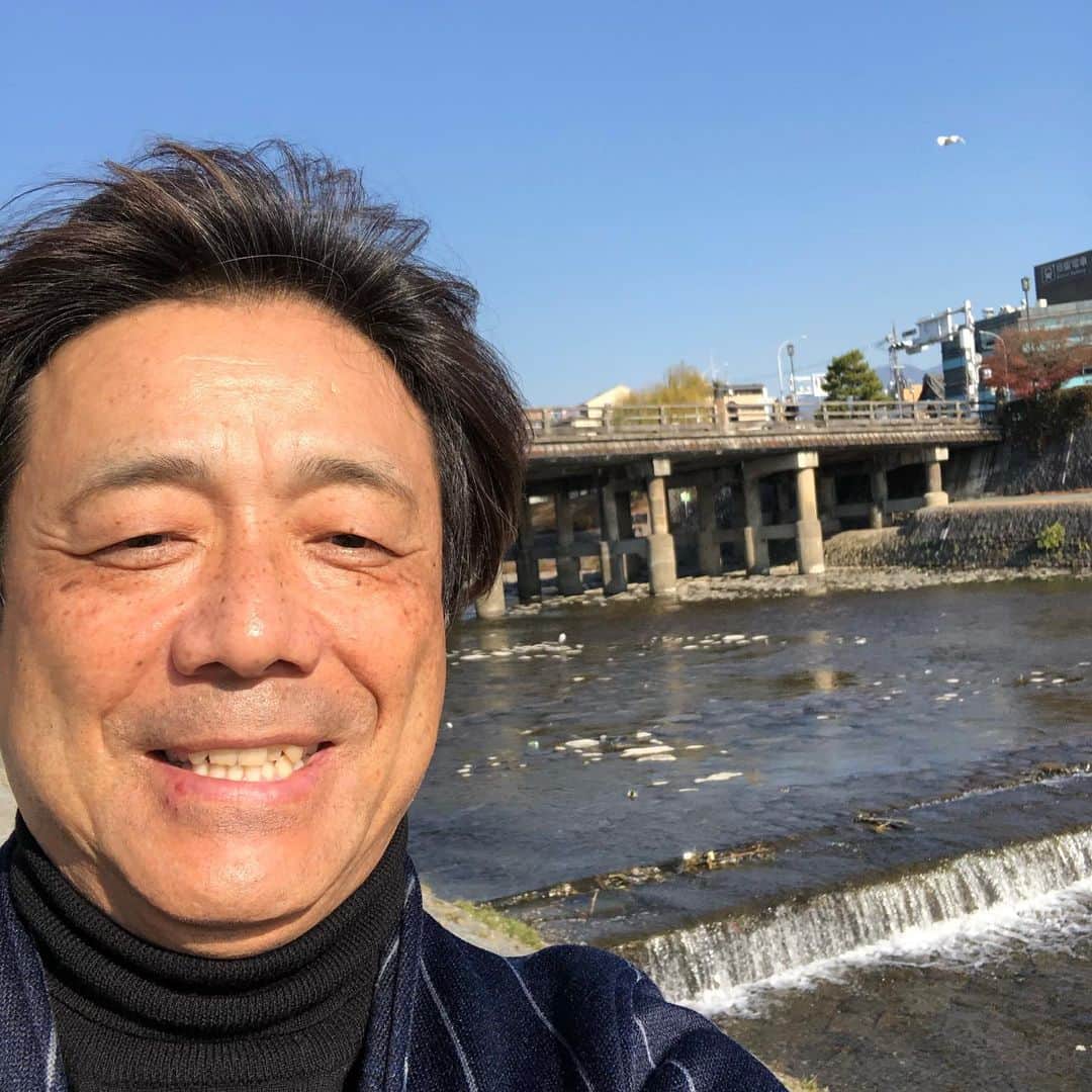 長江健次さんのインスタグラム写真 - (長江健次Instagram)「昼前の鴨川…心地良い風が吹いてました。  大好きな三条大橋…鴨川沿い…いろんな繋がりに感謝…出逢いに感謝…東京に戻ってます。  明日は朝から長野県小海リエックスへ…TVの撮影…こちらも出逢いのおかげ…何事も諦めず地道に…明日も感謝しながら頑張ります。」12月22日 13時46分 - nagaekenji0717