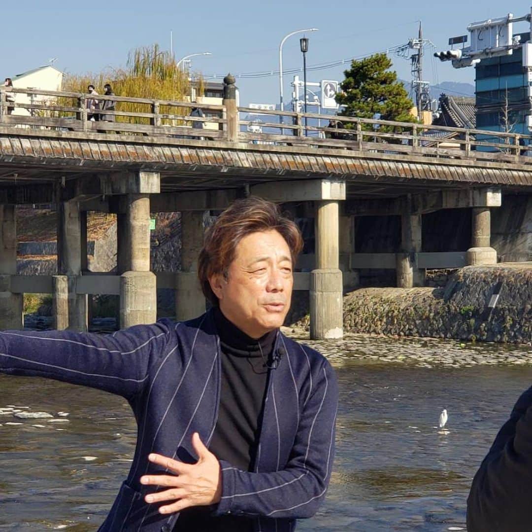 長江健次のインスタグラム：「昼前の鴨川…心地良い風が吹いてました。  大好きな三条大橋…鴨川沿い…いろんな繋がりに感謝…出逢いに感謝…東京に戻ってます。  明日は朝から長野県小海リエックスへ…TVの撮影…こちらも出逢いのおかげ…何事も諦めず地道に…明日も感謝しながら頑張ります。」