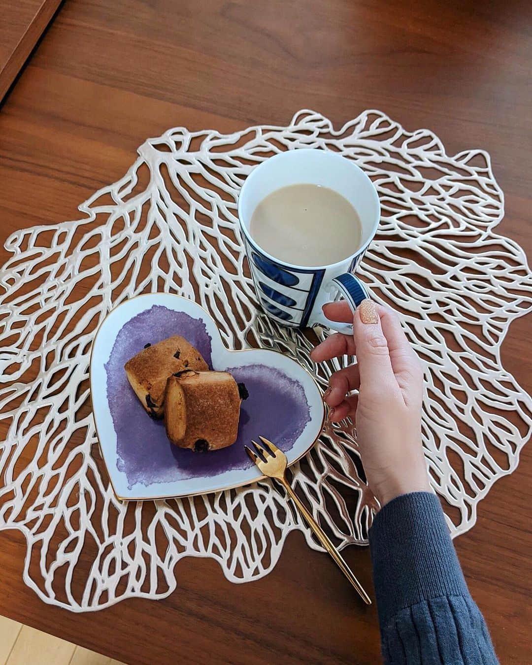 のインスタグラム：「. . 休憩タイム🤍 これ、セブンのチョコスコーンだよ🤫 3個入りのやつをいつも2つずつ食べてる。 トーストするとめちゃくちゃ美味しくて、私の中ではスタバも超えて今一番のチョコスコーンなの😂💕 #コンビニスイーツ #あなどれない #チョコスコーン #休憩タイム #ママライフ #姉妹ママ」