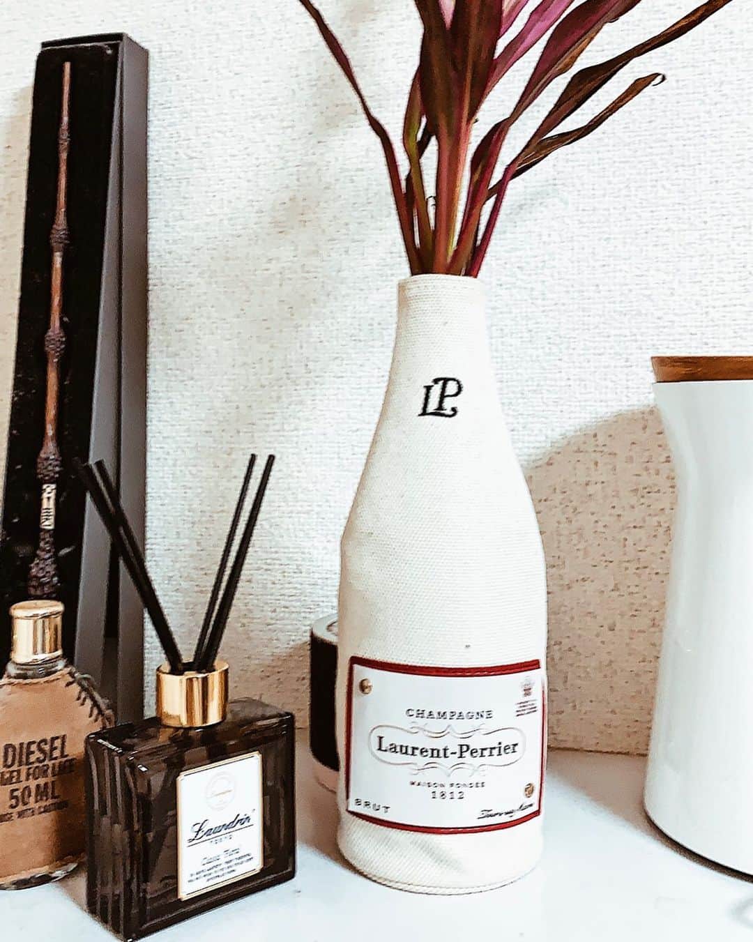 日下裕江さんのインスタグラム写真 - (日下裕江Instagram)「𝕃𝕒𝕦𝕣𝕖𝕟𝕥 𝕡𝕖𝕣𝕣𝕚𝕖𝕣  何年か前のお誕生日プレゼントに貰った Laurent Perrierのケースを花瓶入れにしてみた🍾  なんだか可愛い♡  何気に後ろに ダンブルドアの杖があるのもpoint♡笑  @champagnelaurentperrier  #laurentperrier #vasecase  #ローランペリエ #シャンパン #シャンパンケース #花瓶」12月22日 13時44分 - hiroe___h