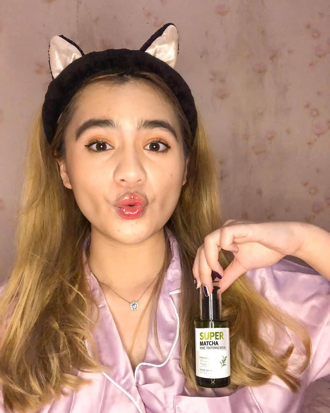 タリア・イファンカ・エリサベスのインスタグラム：「BUAT YANG BERMASALAH SAMA PORI-PORI KAYAK AKU WAJIB BACA😘  Jadi, aku udah beberapa hari pake serum terbaru dari @somebymi.official_id yang Super Matcha Pore Tightening Serum💚 Dan selama beberapa hari aku pake sih pelan-pelan terlihat hasilnya! Cobain sendiri deh💚 dan dia cepet banget nyerap ke kulitnya jadi gak bikin lengket! Superluv💚  Kenapasih produknya bisa bagus?  💚Super Matcha 93%! Super Tightening!💚 Super Matcha Pore Tightening Serum mengandung 930.000 ppm Air Matcha.  ✅Menyegarkan tanpa lengket Serum untuk perawatan sebum dan mengencangkan pori-pori, tidak berminyak atau berat.  🌱Matcha berkualitas tinggi dari perkebunan teh, Bosung🌱 Matcha dibuat setelah batang dan urat daun teh hijau dibuang dan ditumbuk dengan batu menjadi bubuk halus..  😃All-kill Sel kulit mati dan kotorannya! BHA, PHA bersumber secara alami😃  🍋Dipatenkan ganda untuk mengencangkan dan mengecilkan pori-pori🍊 Bahan yang dipatenkan, Anti Sebum P, diformulasikan dengan Oenothera tetraptera, Pueraria Root, ekstrak daun pinus dan Ulmus, dan SKINPORE CONTROLLER, dibuat dengan ekstrak Quince, Lemon balm dan Orange Blossom, menjaga kulit berminyak dan membantu meningkatkan elastisitas pori.  ✅Menyegarkan tanpa lengket Serum untuk perawatan sebum dan mengencangkan pori-pori, tidak berminyak atau berat.  #somebymi #skincarekorea #matchaserum #kbeauty #koreancosmetic #porepace #porecleansing」