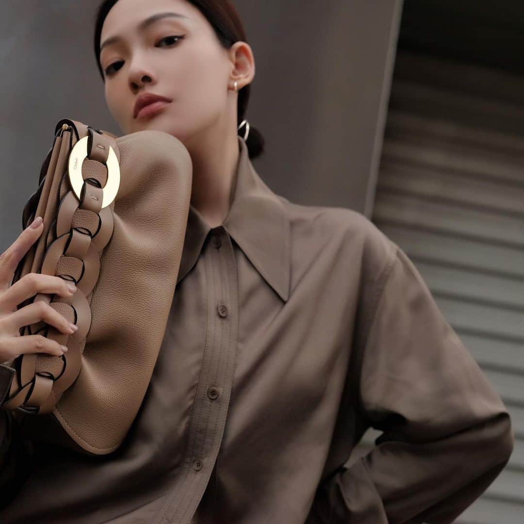 林映唯のインスタグラム：「In the mood for gifts 😇 @chloe #chloeGIRLS」