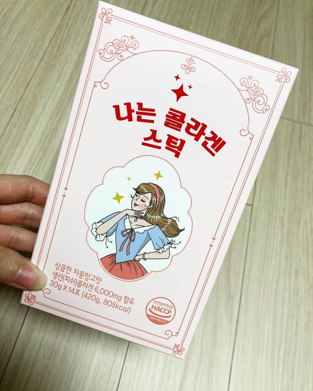 ミナさんのインスタグラム写真 - (ミナInstagram)「왔다 드디어 나는콜라겐이 왔다 디자인이 내가 싫어할 스타일인줄 알았는데 실물파네 깔끔하게 여성 여성하니 넘 이뿌다 아쉬운 건 아직은 샘플용만 있다는것😭 단상자는 나왔지만 제품은 거의 완성에 가깝고 아직 다 된건 아니다 ⭐️판매 오픈일도 25일 부터지만, 발송은 28일(완제품)부터 진행됩니다! ⭐️25일 판매시작(링크오픈 *국내,해외 동시오픈)31일 판매종료 배송28일부터 발송  ⭐️그 전 제품 피코스틱도 나오자마자 완판행진을 해버려서 이번에는 수량을 더 넉넉히 잡았지만, 혹시 모르니 스피드하게! ⭐️이번에는 해외고객님을 위해서 국내,해외 동시 오픈해요 기대 많이 해주세요  #나는콜라겐 #피쉬콜라겐젤리스틱 #젤리스틱 #콜라겐 #코스맥스바이오 #핑크 #6000mg #국내최다함유량 #면연력 #피부관리 #다이어트 #건강관리」12月22日 13時50分 - kvwowv