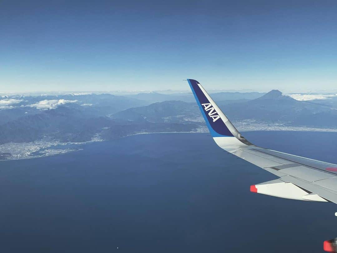 神谷洵平さんのインスタグラム写真 - (神谷洵平Instagram)「地元清水(三保半島) と富士山。 祖父母の実家西伊豆も通過したので、空から墓参りを。 冬は景色がよろしい🗻 #mtfuji #全日空　#airbus321」12月22日 13時52分 - junpeikamiya