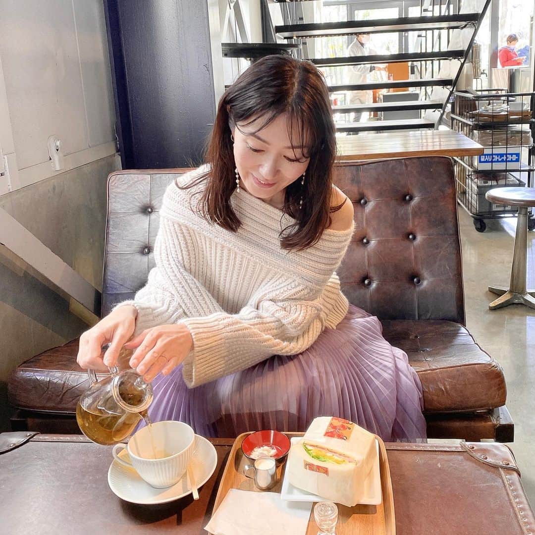 梅本理恵さんのインスタグラム写真 - (梅本理恵Instagram)「カフェでランチ¨̮♡︎﻿ ﻿ ちょっとお外に出てみると﻿ なんとなーく気持ちが﻿ 落ち着きました…☺︎﻿ ﻿ よいお天気の日は﻿ ちょっとお外もいいなー。﻿ 気持ち良いです。﻿ 太陽の光を浴びると﻿ 元気になれますね♡﻿ ﻿ 紫外線は苦手ですが﻿ 少しなら、よき¨̮♡︎﻿ ﻿ ﻿ ﻿ ﻿ ﻿ ﻿ #cafe #カフェ巡り #カフェ #ランチ #lunch #lunchtime #神乃珈琲 #factoryandlabo神乃珈琲 #サンドイッチ #ミルフィーユケーキ #東京カフェ #東京ランチ #目黒カフェ #tokyocafe #tokyolunch #癒しの時間 #癒し#気持ちのコントロール #美魔女#はんなり #梅本理恵 #感謝 #日々感謝 #ありがとう ♡」12月22日 13時57分 - rie___12ki