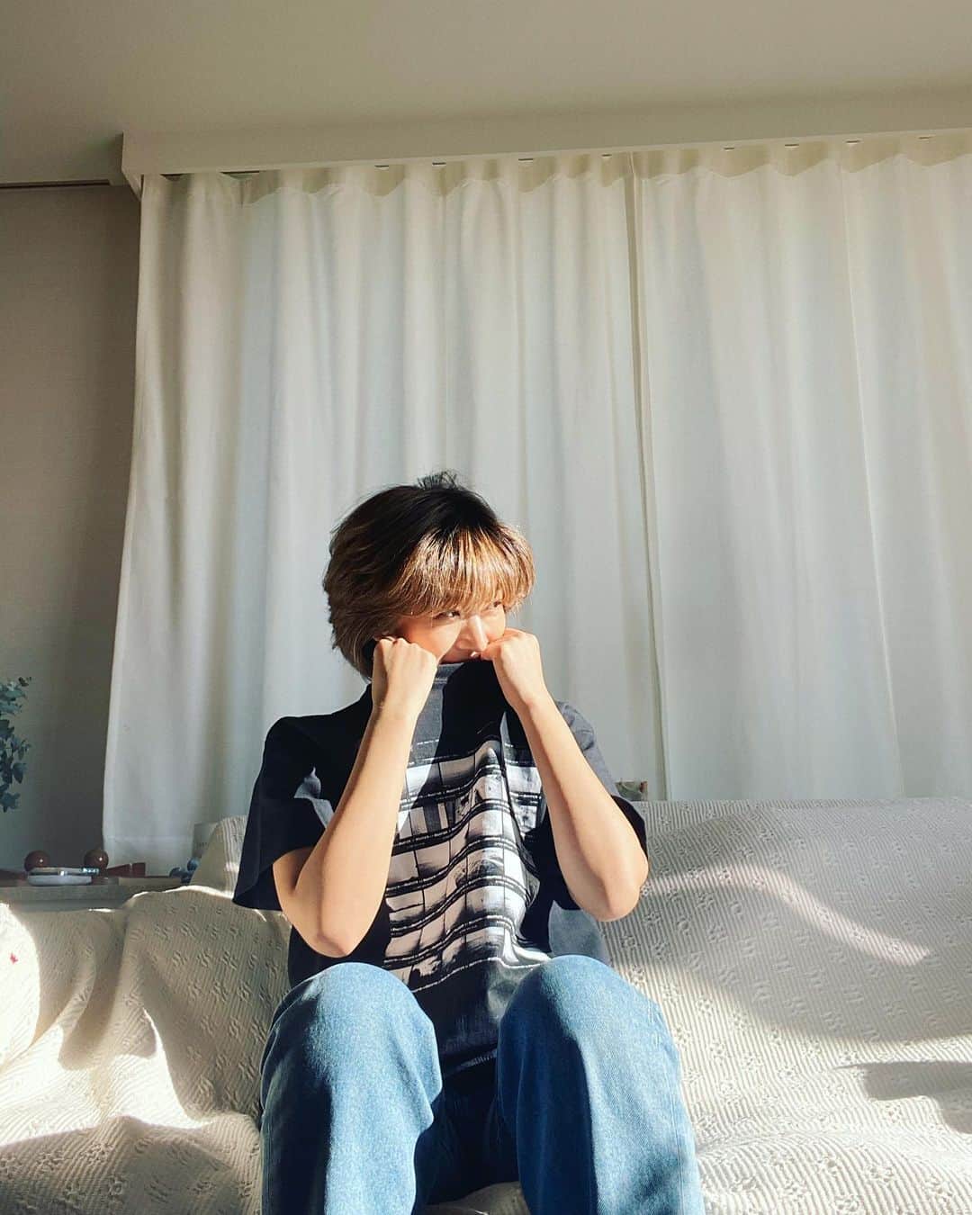 廣瀬規子のインスタグラム：「昔からの友人、カメラマンの @kamaken815 のTシャツ🙌 ・ 気に入っとります❤️ ・ ・ #Tシャツにデニム」