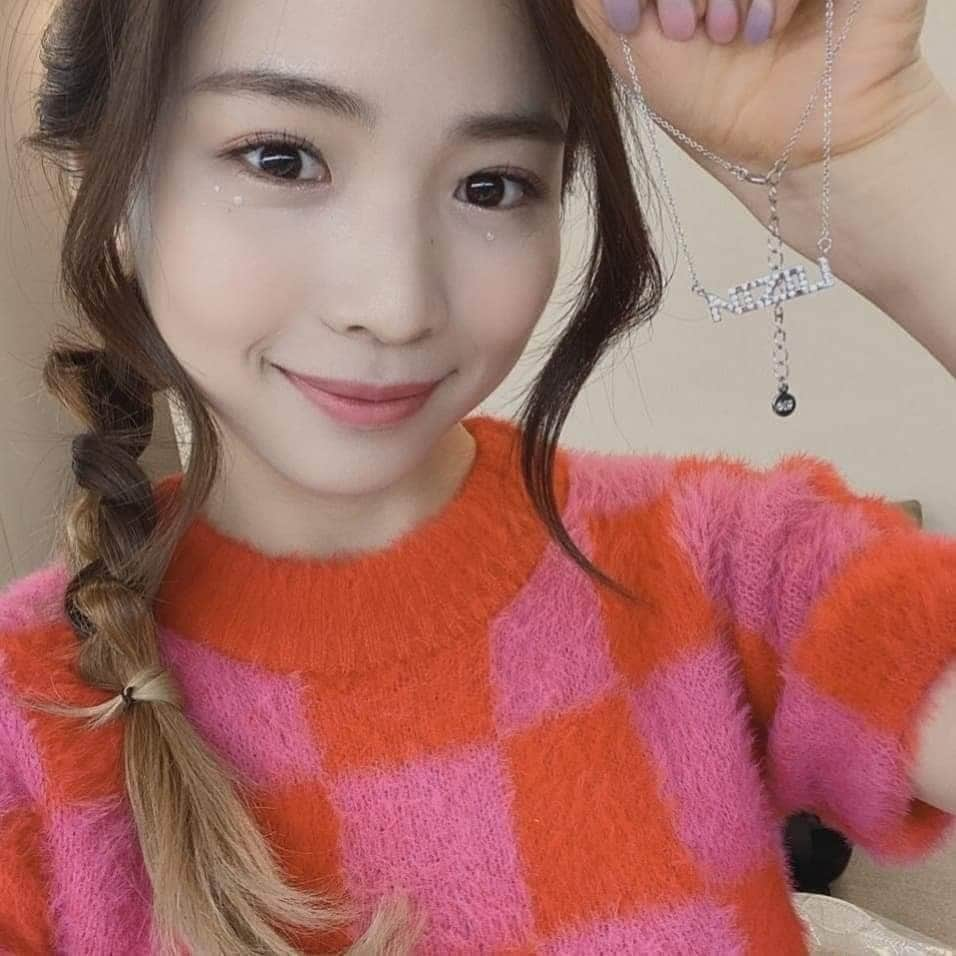 マヤ（勝村摩耶）のインスタグラム：「WithU Mobile Update! 🧡🥰 - - Follow @_MayaKatsumura for more content - - - #MAYAKATSUMURA #NiziU #ニジュー#NiziUMaya #JYP #MakeYouHappy  #WithU #Stepandastep」