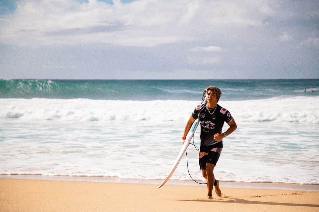 五十嵐カノアのインスタグラム：「Thank you pipeline for providing these last few days to finish this event 🙏🏼 wow I didn’t realize I missed competition this much. The nerves, the anxiety, excitement, the list goes on. Reading all your guys messages after every heat put a huge smile on my face. I can’t wait to keep doing this for the rest of the year. 5th place to start the season, I’ll take it 🙃 we’re just getting started so let’s keep pushing and keep riding the momentum. Less than a month until the next one 😎」