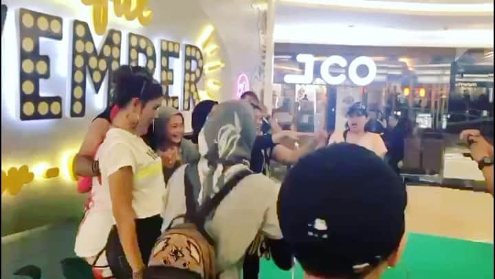 クラウディオ・リースのインスタグラム：「Miss you 🇮🇩 Indonesia  @unuymi love you 😍」