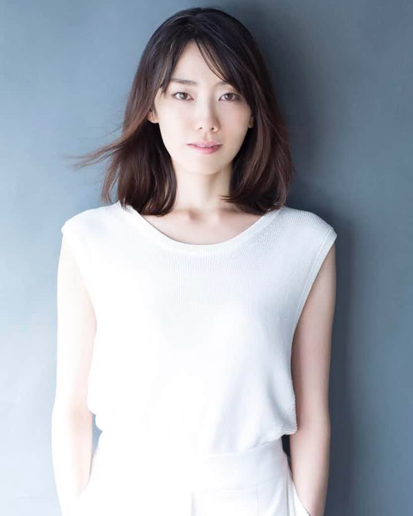 のインスタグラム：「ご報告  いつも応援ありがとうございます。 この度、わたくし橋本真実は所属事務所テンカラットを卒業致しました。  1997年のデビューから、今までテンカラット所属の女優として活動して参りました。 まだまだ子供だった私に、お芝居をする喜びを与えて頂きました。 そしてそのお芝居でたくさんの経験と、素晴らしい人達との出逢いを頂きました。 その長い年月を過ごしていく中で、女優としてだけでなく、一人の人間としても、私を育てて頂きました。  会社の社長をはじめ、マネージャーさん、スタッフの皆様には感謝の気持ちでいっぱいです。 どんな時も親身に寄り添って、困難も共に乗り越えてきた歳月は大事な宝物です。 そしてこの度の私の決断を温かく受け入れてくださったことに、改めて感謝致しております。 私はいつまでもテンカラットが大好きです。ここで学んだ事を大切に、私らしく新たに前進したいと存じます。  いつもInstagramをご覧になり、活動を応援してくださる皆様に、変わらぬご声援を心よりお願い申し上げます。 また、新たにホームページを開設致しました。 https://mamihashimoto.net (Instagramのトップページに載せております) ご覧頂けると嬉しいです。  わたくし頑張ります！  橋本真実」