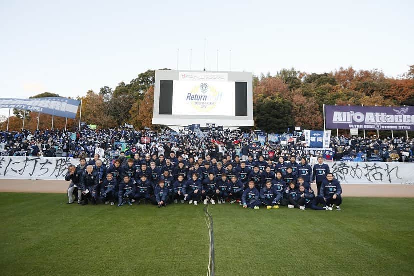 のインスタグラム：「. 1年間応援ありがとうございました！！  このチームでJ1昇格出来たことが最高です㊗️  本当に最高なチームでした💪  4枚目の顔やば！！笑  #J1昇格 #アピスパ福岡 #avispa #感謝 #一体感 #最高なチーム #17 #福満隆貴」