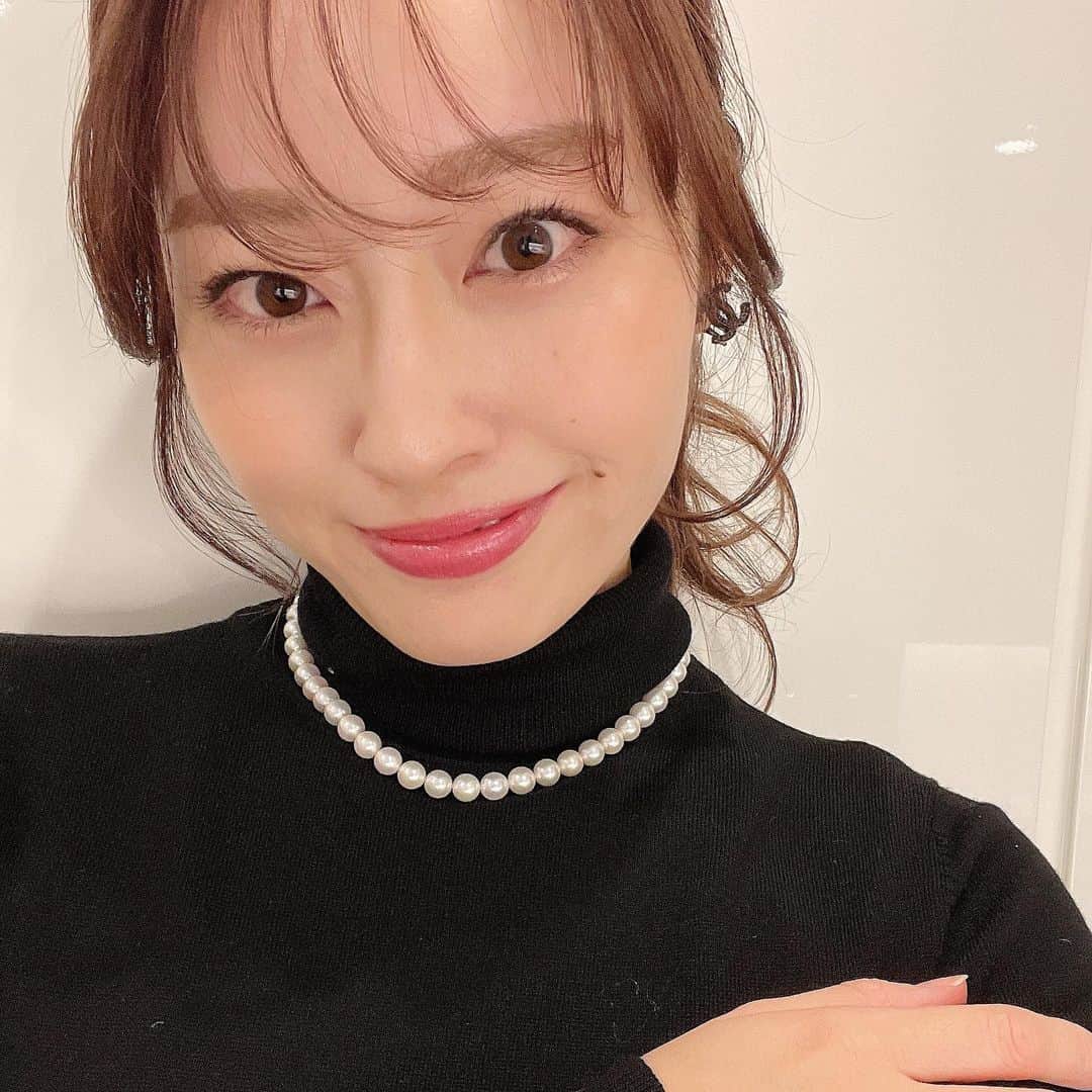 小祝麻里亜のインスタグラム：「@emaymie_salon にて、眉毛納めしてきました😋👌笑  韓国の女優さんのペスジちゃんみたいなナチュラルな眉にしたくって、少しずつ足りないところをずっと生やして…最近左右とも自眉の形が綺麗になってきました☺️❤️👌  前髪がかかってるから2枚目の動画のがわかりやすいですかね☺️💗💗  ． ． ＿＿＿＿＿＿＿＿ #ビューティー #ファッション #眉毛メイク #眉スタイリング #眉毛サロン #美容 #뷰티스타그램 #얼스타그램 #메이크업」