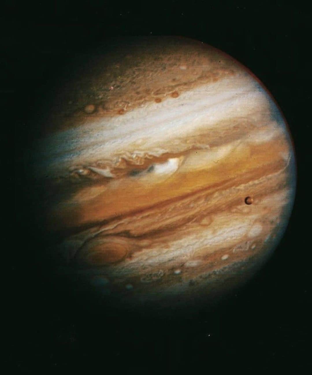 ローラさんのインスタグラム写真 - (ローラInstagram)「12月22日🪐　木星と土星が重なるグレートコンジャンクション✨　約240年続いたと言われる土の時代が終わり、新しい価値観の風の時代がはじまるといわれているね🕊  自分の心に耳をかたむける事。 変化をポジティブに受け入れる事。 当たり前だと思っていた事を疑ってみる事。 お家の中をもっと過ごしやすい好きな環境に変えて見る事。 無理してみんなに合わせない事。 自分らしく生きて、信じ、そして自分自身を愛する事。  2021年✨  たくさんの人が生きる喜びをもっと感じ、好きな道に進み、笑顔でいれますように😌💫」12月22日 14時17分 - rolaofficial