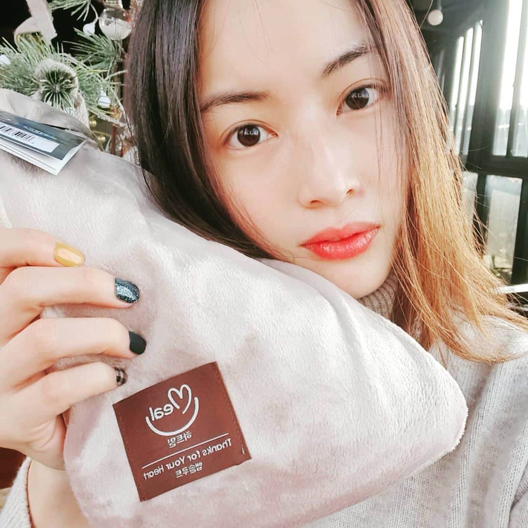 チョン・ダへのインスタグラム：「올해도 좋은 선물이 되길🙏 특별한 크리스마스가 되길 함께 응원합니다🙌  따뜻한 보온물주머니처럼 온기로 가득 찬 세상이 되길🙏  #제품협찬 #하트밀캠페인 #하트밀보온물주머니 #선천성대사이상환아응원 #하트밀박스기부 #매일유업 #앱솔루트 #정다혜」