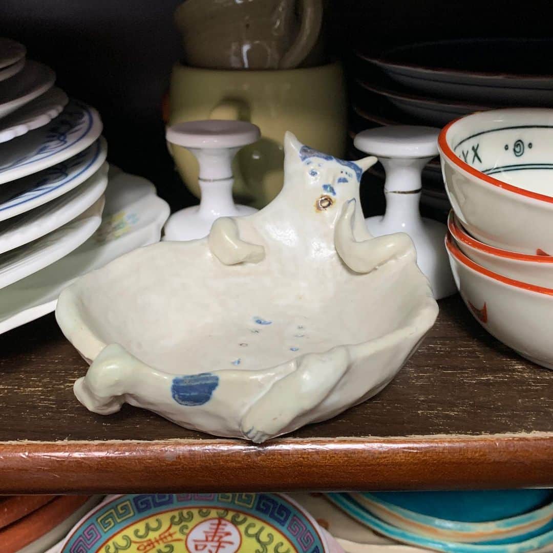 Kachimo Yoshimatsuさんのインスタグラム写真 - (Kachimo YoshimatsuInstagram)「この前一時帰ってきた次女の「ちー」が最近やってる陶芸。 ヨウカンさん小鉢？皿？を作ってくれました。どんどん作って欲しい！ #娘の作品 #yohkan #ヨウカンさん #陶器　#ヨシマツチグサ」12月22日 14時31分 - kachimo