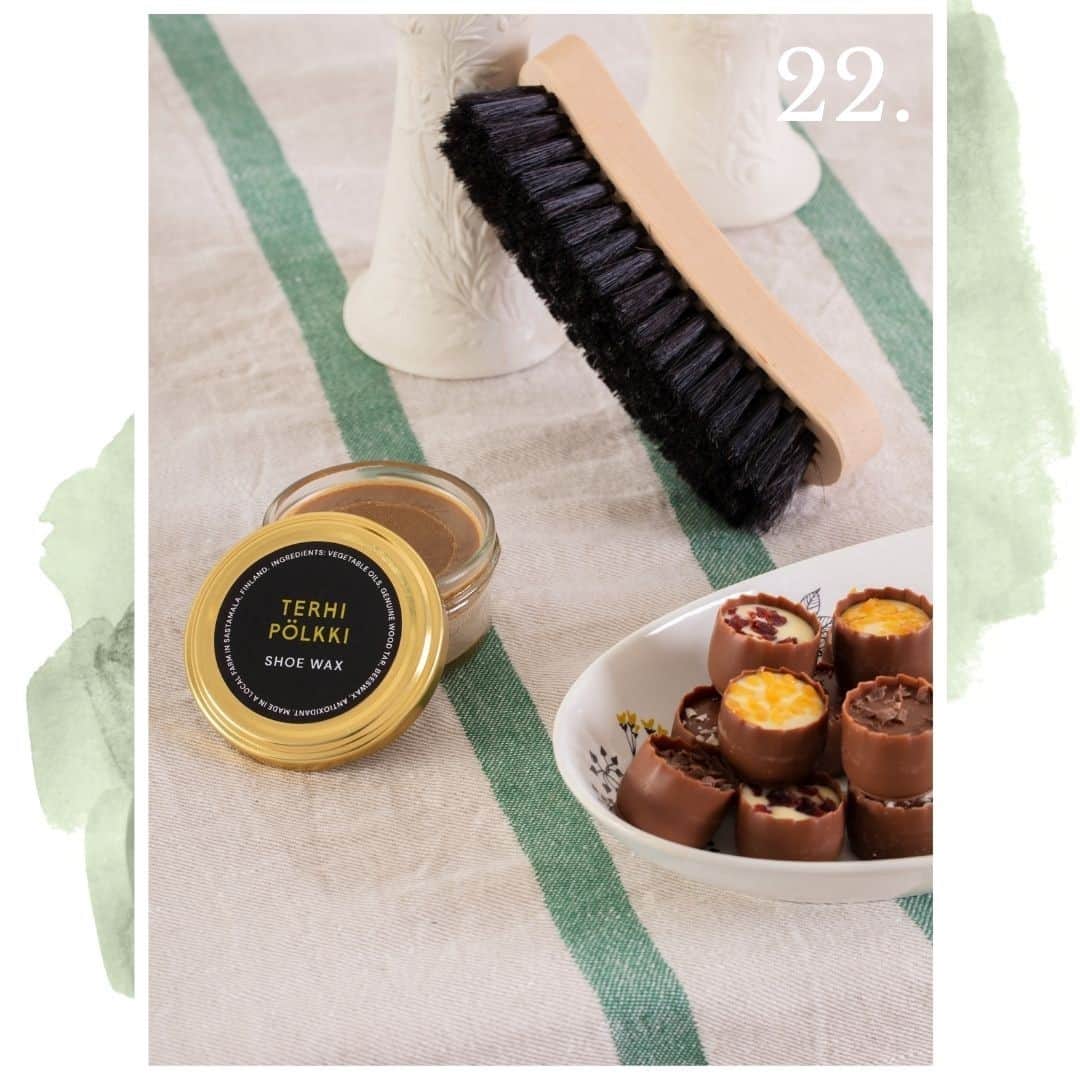 テーリポルキのインスタグラム：「ADVENT CALENDAR #22 🕯 The giveaway has ended, thank you for participating! Giveaway: Win our own shoe care set 💫 ⠀⠀⠀⠀⠀⠀⠀⠀⠀ Christmas week is here and for us it means great giveaways all week, so stay tuned! Today you have the chance to win our own shoe care set that includes leather brush and wax. This set is suitable especially for Winter boots.⠀⠀⠀⠀⠀⠀⠀⠀⠀ ⠀⠀⠀⠀⠀⠀⠀⠀⠀ How to participate:⠀⠀⠀⠀⠀⠀⠀⠀⠀ 1. Follow us @terhipolkkishoes⠀⠀⠀⠀⠀⠀⠀⠀⠀ 2. Comment the photo⠀⠀⠀⠀⠀⠀⠀⠀⠀ ⠀⠀⠀⠀⠀⠀⠀⠀⠀ The giveaway is valid only today Tuesday 22.12. until 23.59. We will choose a winner at random on Wednesday 23.12. and contact the winner via DM. This giveaway is in no way associated with Instagram. Good luck!⠀⠀⠀⠀⠀⠀⠀⠀⠀ ⠀⠀⠀⠀⠀⠀⠀⠀⠀ #TERHIPÖLKKI #terhipölkkistore #finnishdesign #sustainable #footwear #christmas #calendar #christmascalendar」