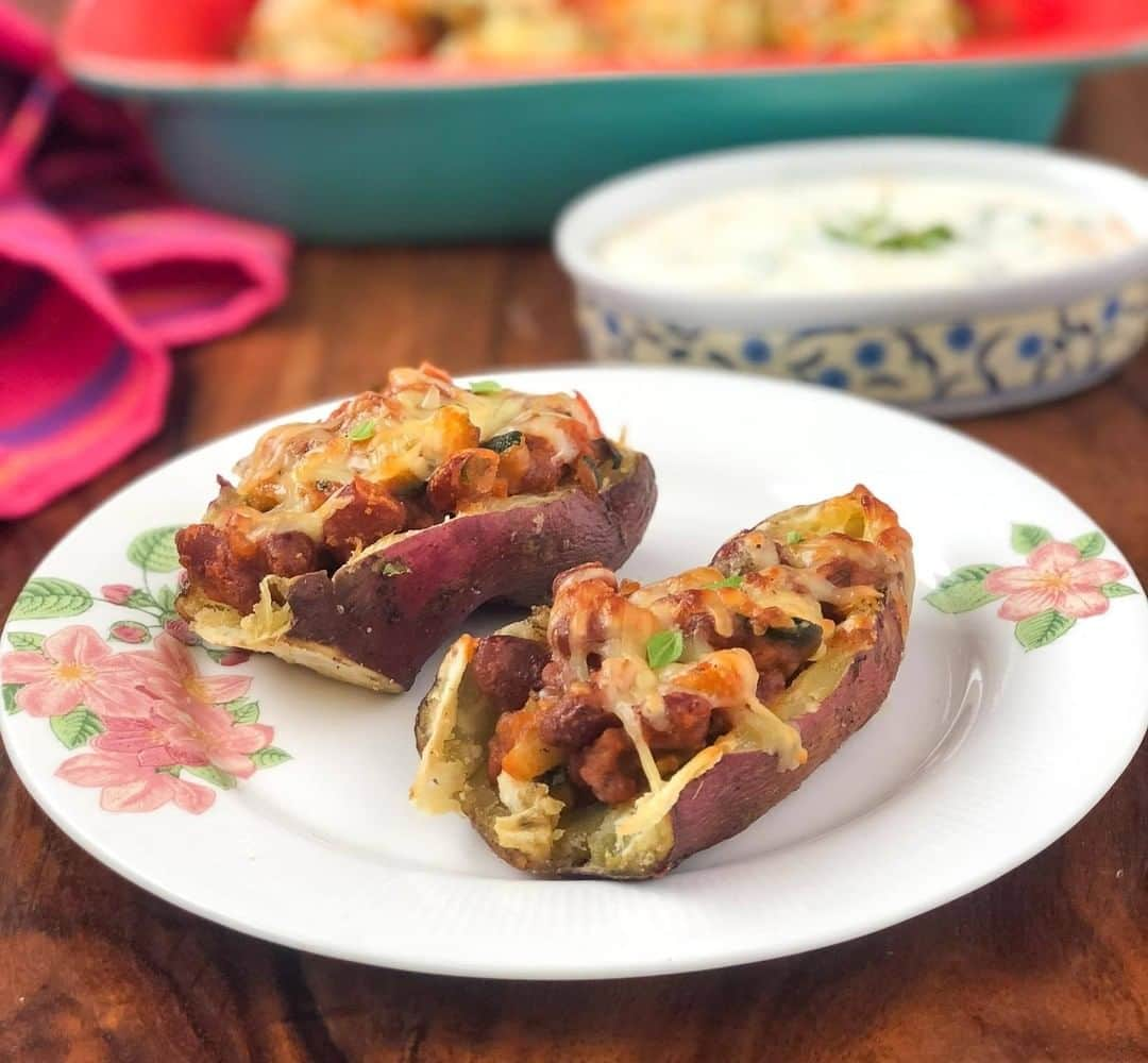 Archana's Kitchenさんのインスタグラム写真 - (Archana's KitchenInstagram)「The Vegetarian Spicy Bean Chili-Stuffed Sweet Potatoes is a healthy appetizer that you must try for your #Christams meals. The sweet potato is baked and stuffed in with a spicy chilli bean and topped with grated cheese and baked till it melts. You can innovate by adding any filling of your choice.  Get the recipe from the smart.bio link in my profile @archanaskitchen . . . . . . . #christmas #christmascake #christmasfood #christmasmenu #foodanddrink #christmasdinner #christmasmenuideas #winterrecipes #eatfit #cooking #food #healthyrecipes #foodphotography #recipeoftheday #comfortfood #deliciousfood #delicious #instayum #food」12月22日 14時30分 - archanaskitchen