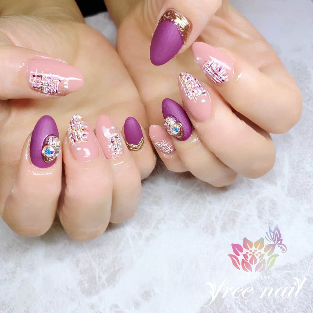 free nail フリーネイルのインスタグラム：「. お客様ネイル💅🏻🎄 . ツイードデザインネイル💗💜 . 冬はツイードにしたくなります🎅🏻🎄 . ▶︎▶︎▶︎スワイプして動画も見てね☝︎🎬✨ . ご来店ありがとうございました🙇🏻‍♀️🙇🏻‍♀️🙇🏻‍♀️💗 . #ネイルアート #ジェルネイル #ネイルサロン #大阪ネイルサロン #ネイルデザイン #ネイルチェンジ #ツイードネイル #マットネイル #ビジューネイル #メタリックネイル #ピンクネイル #パープルネイル #デザインネイル #トレンドネイル #シンプルネイル #きれいめネイル #パーティーネイル #冬ネイル #winternails #nailsart #nailsdid #美甲 #日式美甲 #日式美甲胶 #日本美甲师 #日本美甲老师 #美甲上课 #日本胶 #フリーネイル #freenail」