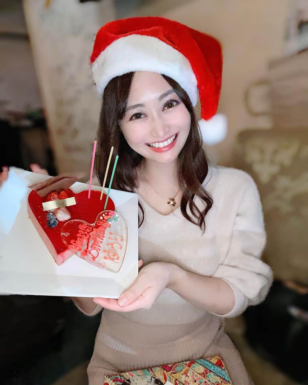 YU-RIのインスタグラム：「いつも行くお店でサプライズされた🎉 常連たちがいっぱいいてめっちゃ嬉しかった😭🌟  そんなイベントがあると知らず 新宿で茶番して3時間遅れてごめん😃笑 としくんには一生言われるだろうな😃笑笑  まゆもありがとう！会いたかった🥲 みんな大好きだ〜(●´ω｀●)  #誕生日サプライズ#サプライズバースデー#誕生日#いつめん」