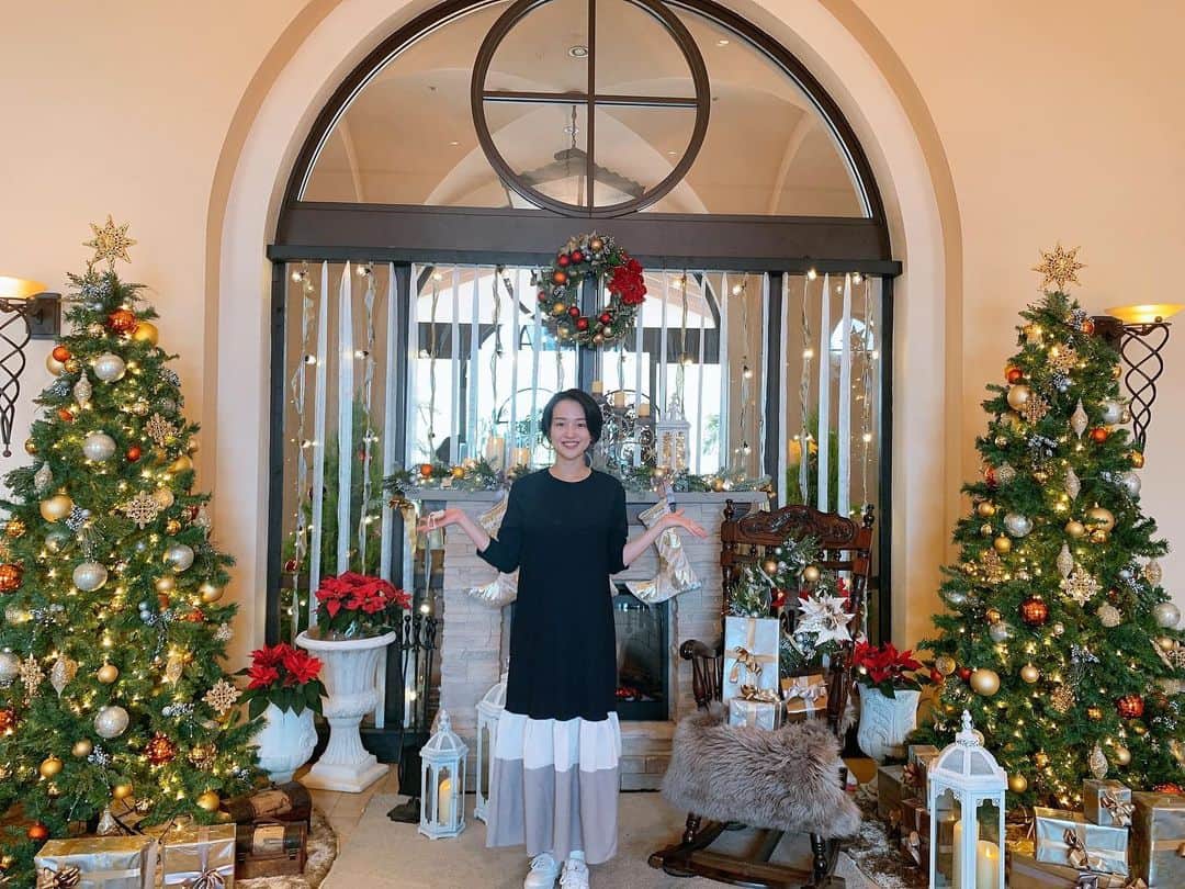 坂野志津佳のインスタグラム：「. もうすぐクリスマス🎅🎄  今年はお家でゆっくりクリスマス。 . . 今年はコロナがあったり妊娠したりと、かなりお家でゆっくり過ごす日々が続きました。  人生で初めてこんなに暇な日々を過ごしているかもしれません😂 . . 忙しくしていない自分はダメな自分のような気がして、実は落ち込むことも多かったのですが、  新たな発見も多かったです！  近所のあそこのランチが美味しいとか、 昼間の散歩が気持ち良いとか、 NHKが意外と攻めた内容をやっていて面白いとか、、(笑)  全然大したことではないんだけど、ちょっとしたことで幸せを感じるようになりました😊  忙しいことが充実している証拠ではないんですね。 . . . こんなのんびり生活もあと2ヶ月ちょっとです。  子育てが始まったらあと何年もこんなにのんびりできないと思うので、のんびりなのも今は思いっきり楽しもうと思います！！ (でも早く産まれてほしいくらい楽しみだー！！)  みんなもステイホームで幸せを見つけようー💓 . . . #クリスマス #クリスマスツリー #おうちクリスマス #christmas #christmastree #stayhome  #マタニティライフ #妊娠8ヶ月 #プレママ」