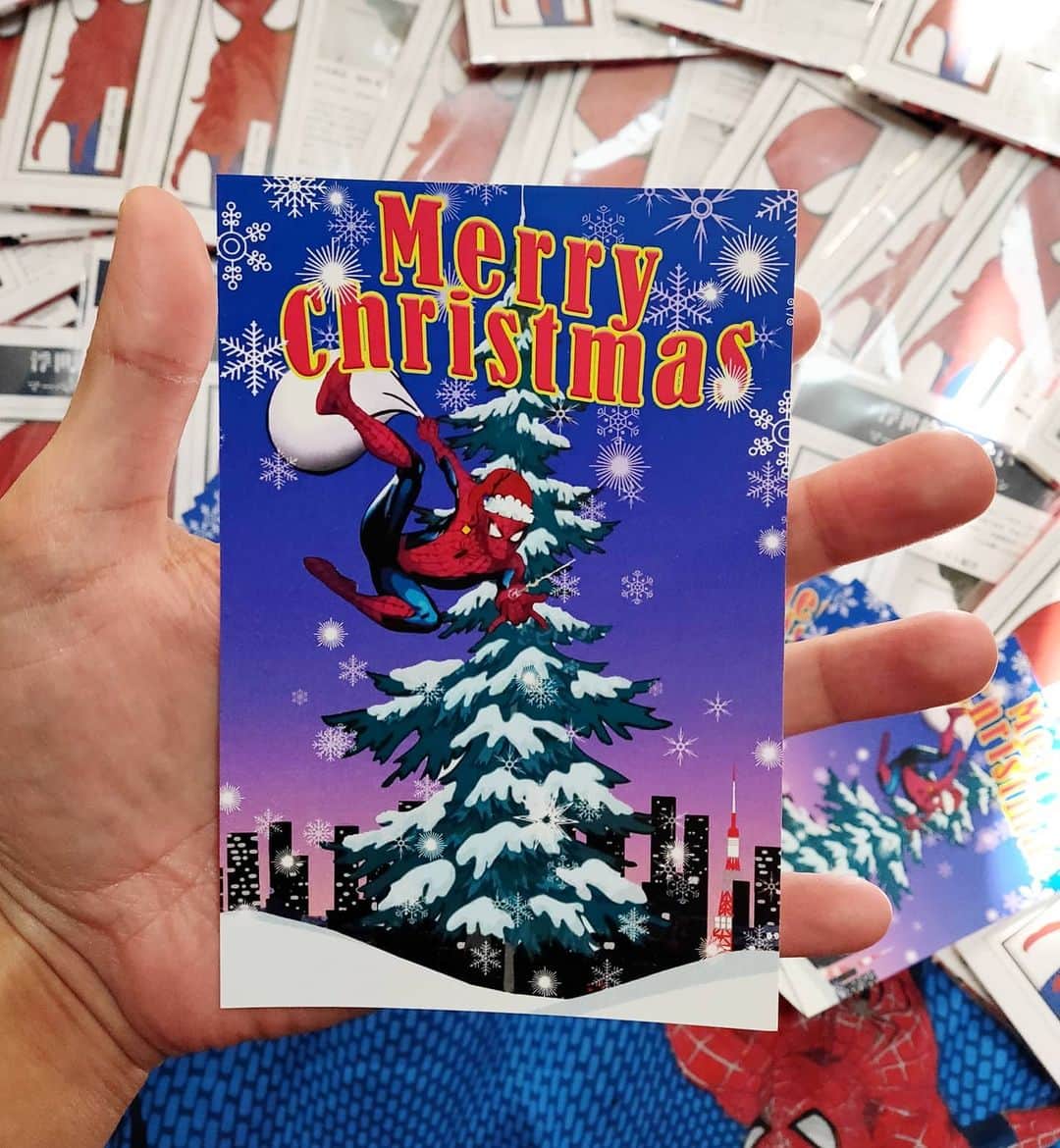 Japanese Spidermanさんのインスタグラム写真 - (Japanese SpidermanInstagram)「スパイダーマンが好きなちびっ子ヒーローへ👦👧 ・ 少しながらクリスマスプレゼントを用意しました🎁🎅 ・ 今年は色々ありましたが、届いた家庭が少しでも温かくなることを願ってご用意致しました。 ・ 今回は自作のクリスマスカードと浮世絵の版三さんからスパイダーマンのタオルとマーベルのグッズをプレゼント致します★ ・ 数に限りがあり、必要とされてる家庭に配布したいので、イイねくれた方から選定致しますm(__)m ・ でわ！メリークリスマス ・ #週末ヒーロー#スパイダーマン#プレゼント#サンタクロース#サンタ#マーベル#アベンジャーズ#プレゼント企画#コスプレ#spiderman#marvel#avengers#ginza#銀座#ヒーロー#銀ブラ#お疲れ様#ポストカード#浮世絵#版画#クリスマスカード」12月22日 14時31分 - takemix5271