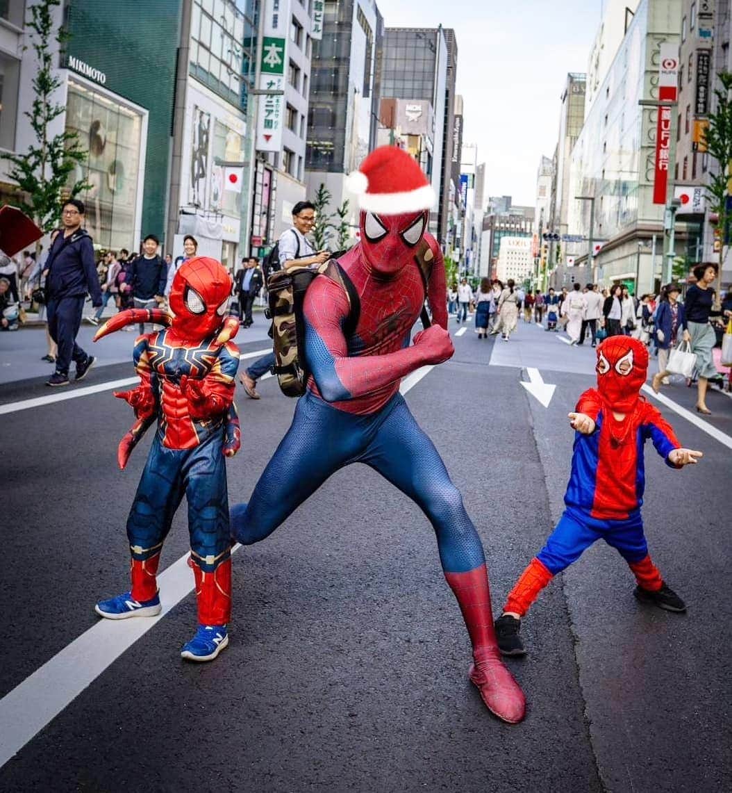 Japanese Spidermanのインスタグラム：「スパイダーマンが好きなちびっ子ヒーローへ👦👧 ・ 少しながらクリスマスプレゼントを用意しました🎁🎅 ・ 今年は色々ありましたが、届いた家庭が少しでも温かくなることを願ってご用意致しました。 ・ 今回は自作のクリスマスカードと浮世絵の版三さんからスパイダーマンのタオルとマーベルのグッズをプレゼント致します★ ・ 数に限りがあり、必要とされてる家庭に配布したいので、イイねくれた方から選定致しますm(__)m ・ でわ！メリークリスマス ・ #週末ヒーロー#スパイダーマン#プレゼント#サンタクロース#サンタ#マーベル#アベンジャーズ#プレゼント企画#コスプレ#spiderman#marvel#avengers#ginza#銀座#ヒーロー#銀ブラ#お疲れ様#ポストカード#浮世絵#版画#クリスマスカード」