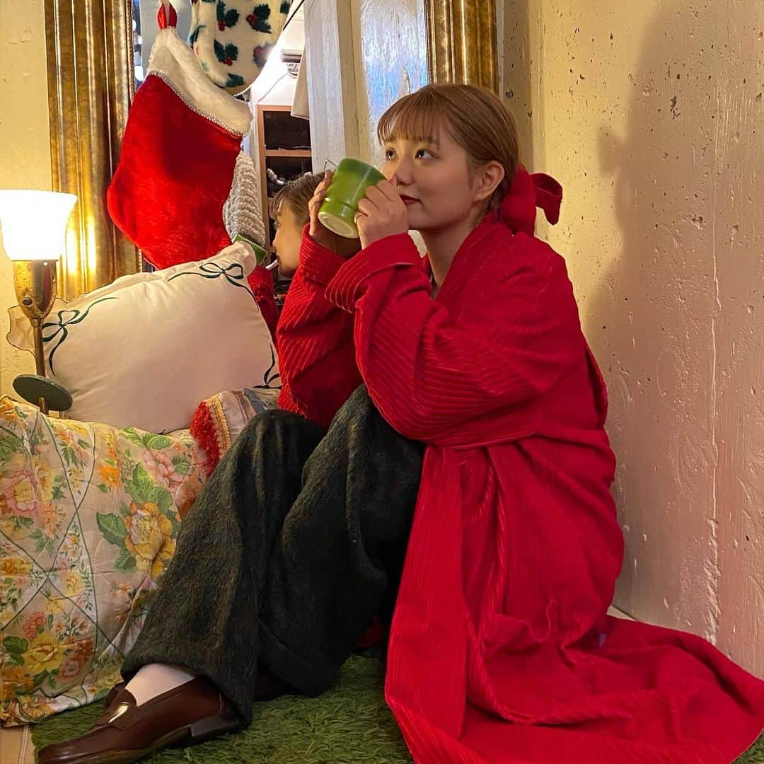 NUTTY Vintage&Collectibleのインスタグラム：「NUTTY堀江本店  🇺🇸NEW ARRIVAL🇺🇸  ☑︎vtg cherry corduroy gown ㅤㅤㅤㅤㅤㅤㅤㅤㅤㅤㅤㅤㅤ お家クリスマスにぴったりなカラーの コーデュロイガウンが入荷しました🎄 ㅤㅤㅤㅤㅤㅤㅤㅤㅤㅤㅤㅤㅤ いつものお部屋着に さくっと羽織るだけで気分のあがるガウンは このご時世ひとつは持っておきたいもの。 ㅤㅤㅤㅤㅤㅤㅤㅤㅤㅤㅤㅤㅤ ベルトを髪に巻いてキュートに着こなす 彼女のようにアレンジまでたのしんで。 ㅤㅤㅤㅤㅤㅤㅤㅤㅤㅤㅤㅤㅤ 午後のブレイクタイム、考えることはひとつ。 「おうちクリスマス、何作ろうかなあ〜」 ㅤㅤㅤㅤㅤㅤㅤㅤㅤㅤㅤㅤㅤ ㅤㅤㅤㅤㅤㅤㅤㅤㅤㅤㅤㅤㅤ 💌DMより通販承っております💌 ㅤㅤㅤㅤㅤㅤㅤㅤㅤㅤㅤㅤㅤ VINTAGE ONLINE STORE5%OFFクーポンコード【shop120thx3】(~12/25迄) ㅤㅤㅤㅤㅤㅤㅤㅤㅤㅤㅤㅤㅤ ------------------------------------ 🛍NUTTY通販について🛍 ------------------------------------- ＜ONLINE STORE＞ VINTAGE▶︎http://nutty.theshop.jp/ USED SELECT▶︎https://nuttyselect.official.ec/ （プロフィールページURLよりjump🕊） ㅤㅤㅤㅤㅤㅤㅤㅤㅤㅤㅤㅤㅤ ＜VIDEO CHAT SHOPPING＞ テレビ電話をお繋ぎして、リアルタイムでご案内いたします。詳細は過去の投稿をご覧ください。」